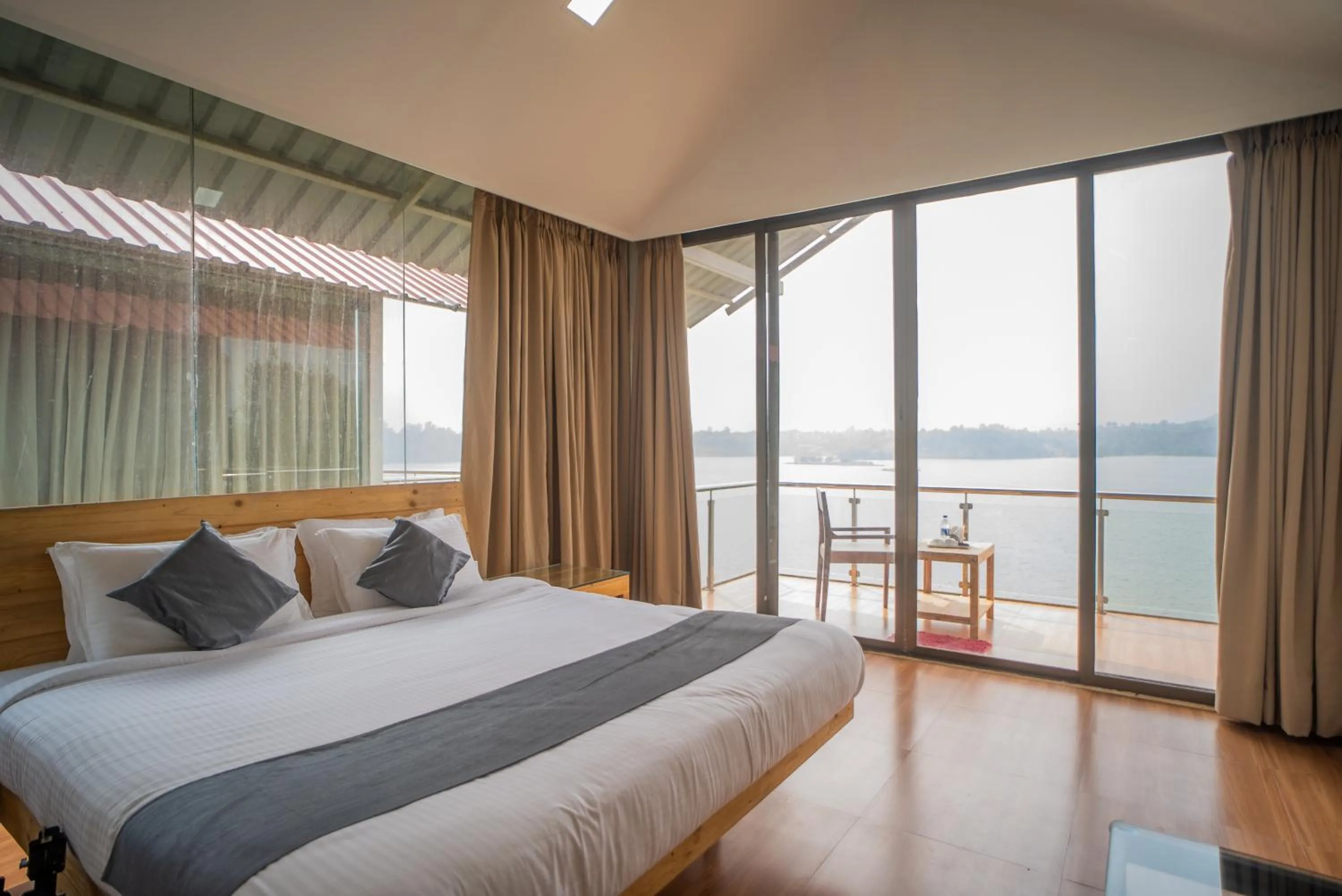 Photo of the whole room, Bed in Shvas Island Resort