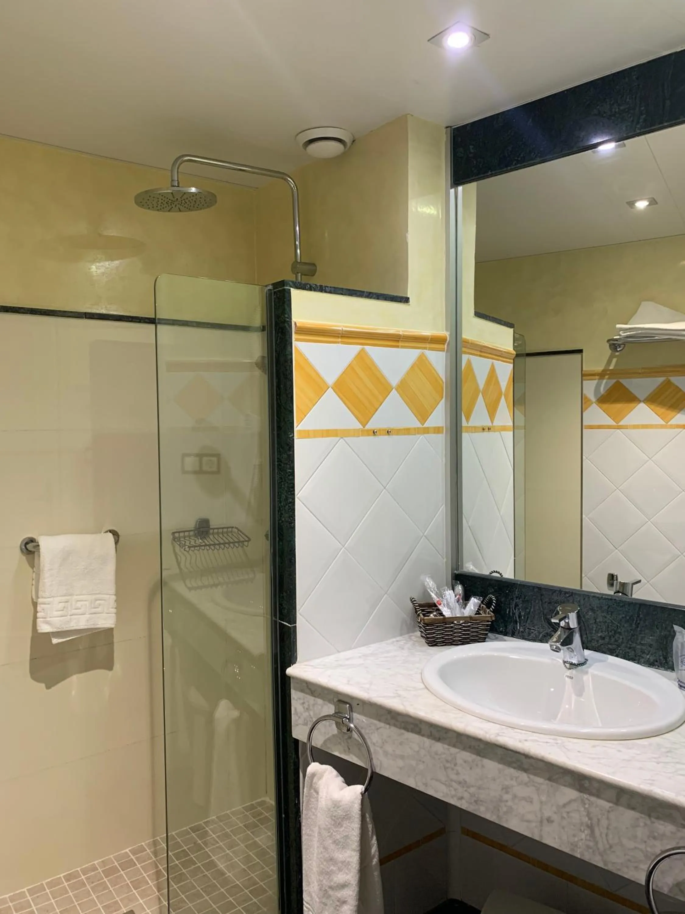 Bathroom in Hotel Santo Domingo Lucena