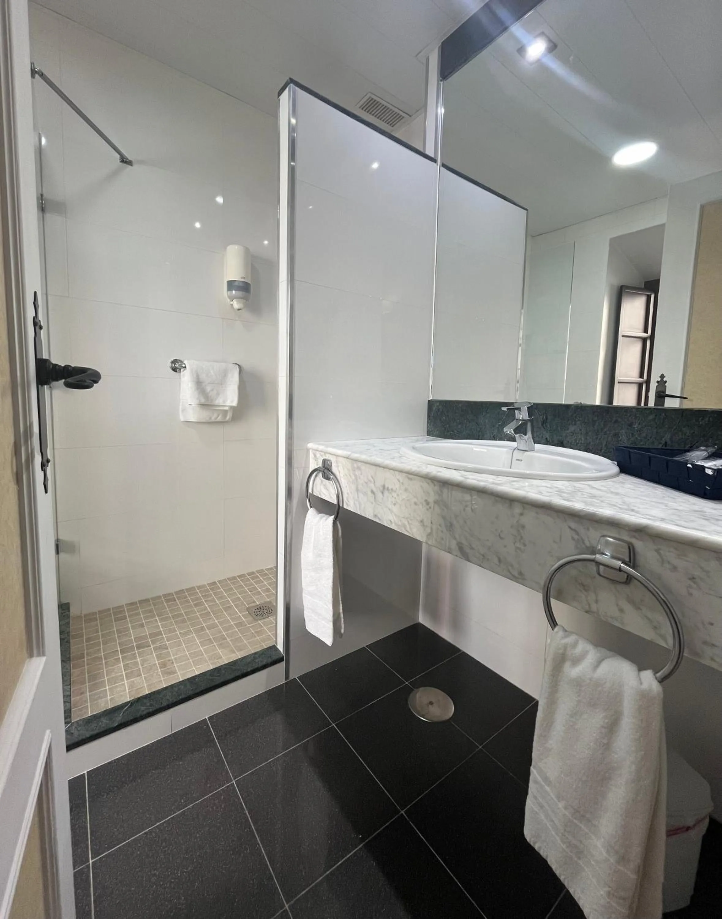 Bathroom in Hotel Santo Domingo Lucena