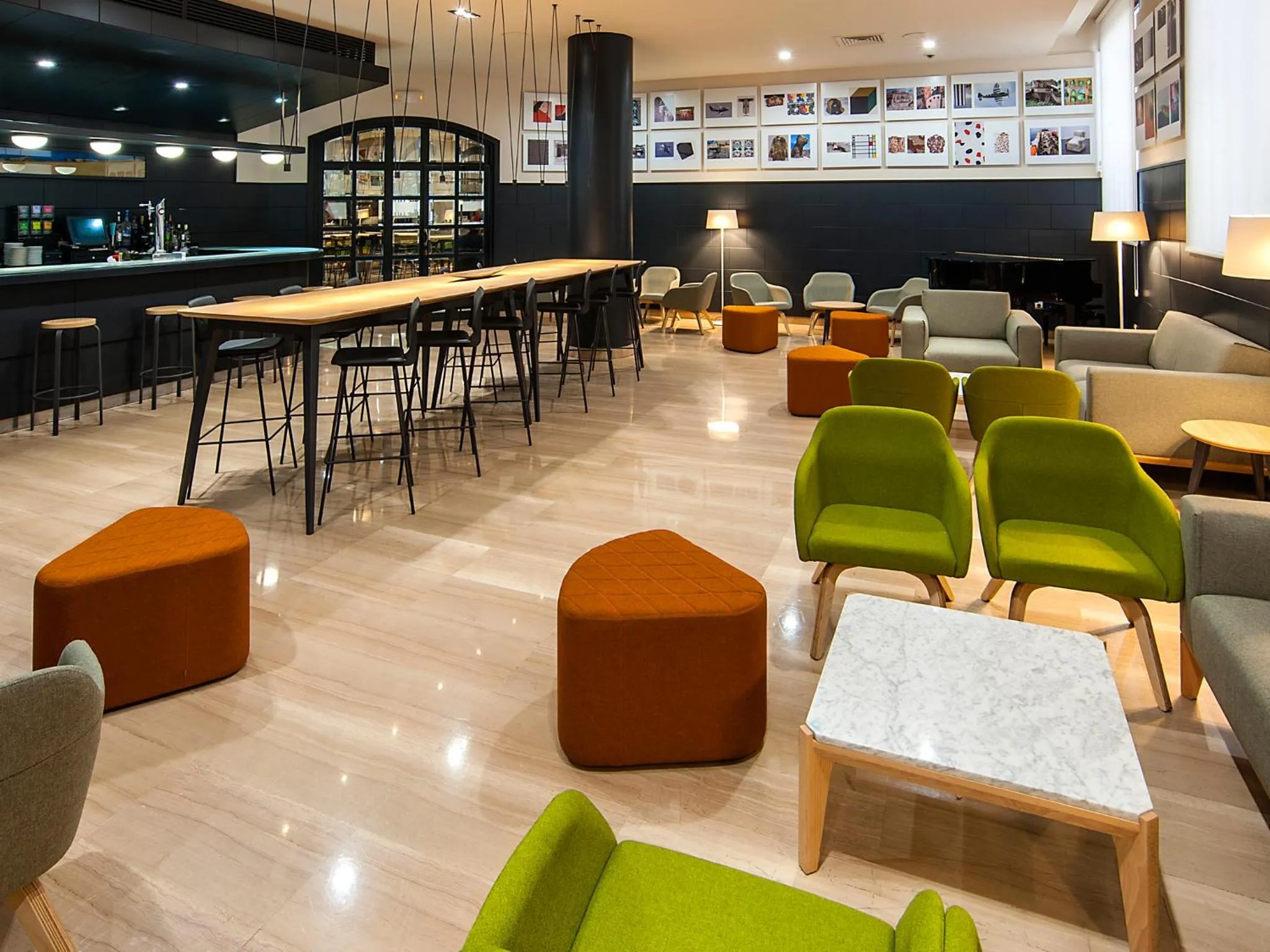 Lounge or bar in Hotel Silken Amara Plaza