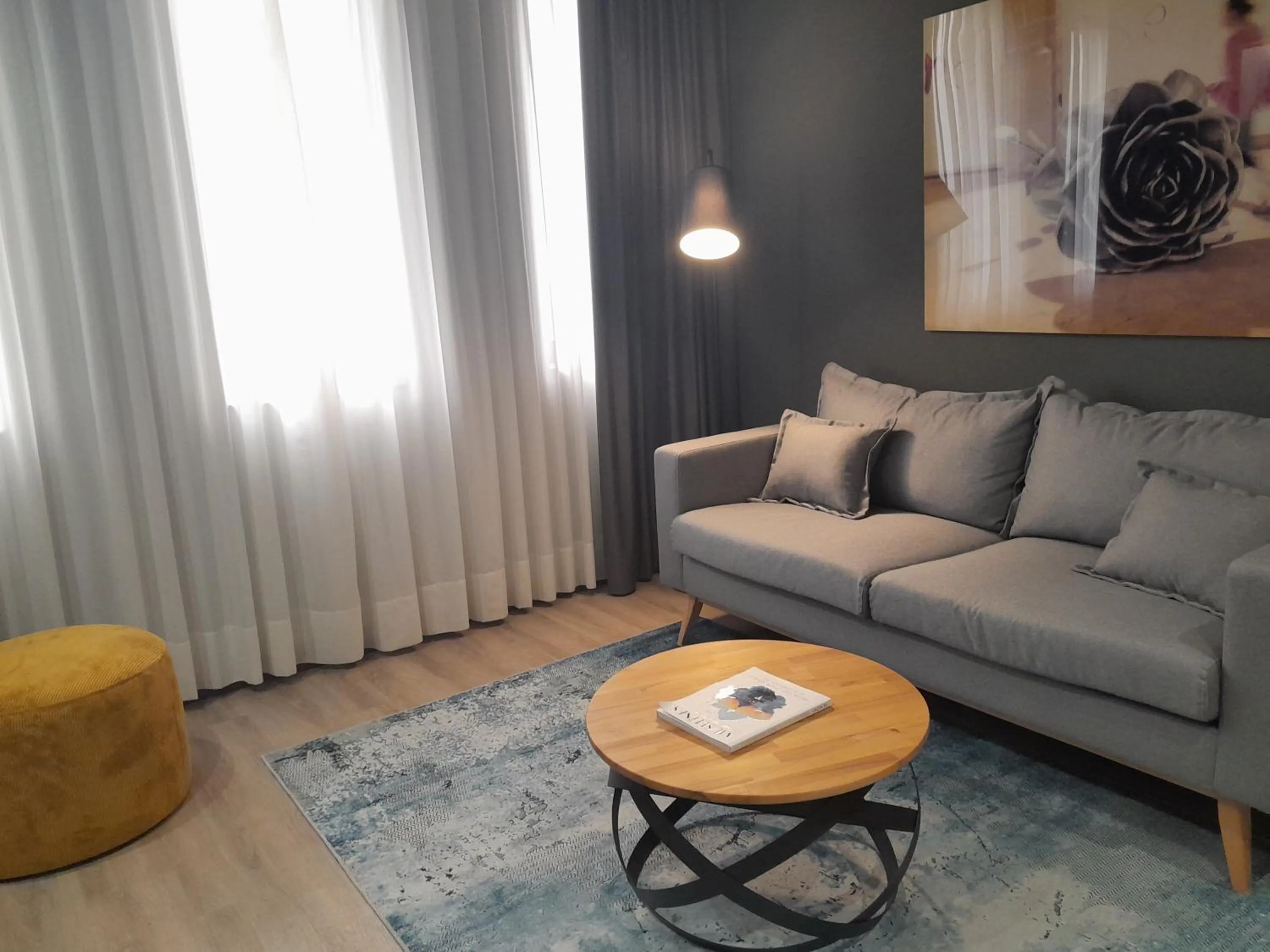 Living room in Hotel Silken Amara Plaza