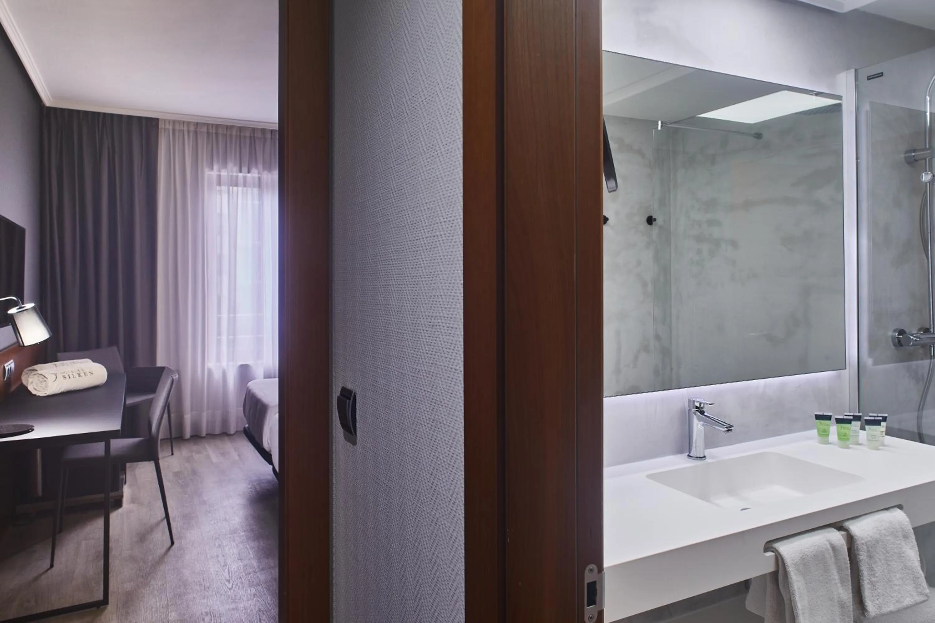 Bed in Hotel Silken Amara Plaza