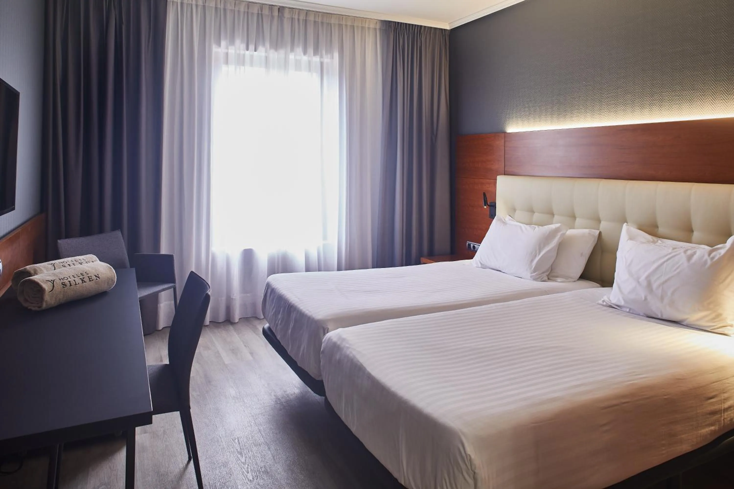 Photo of the whole room, Bed in Hotel Silken Amara Plaza