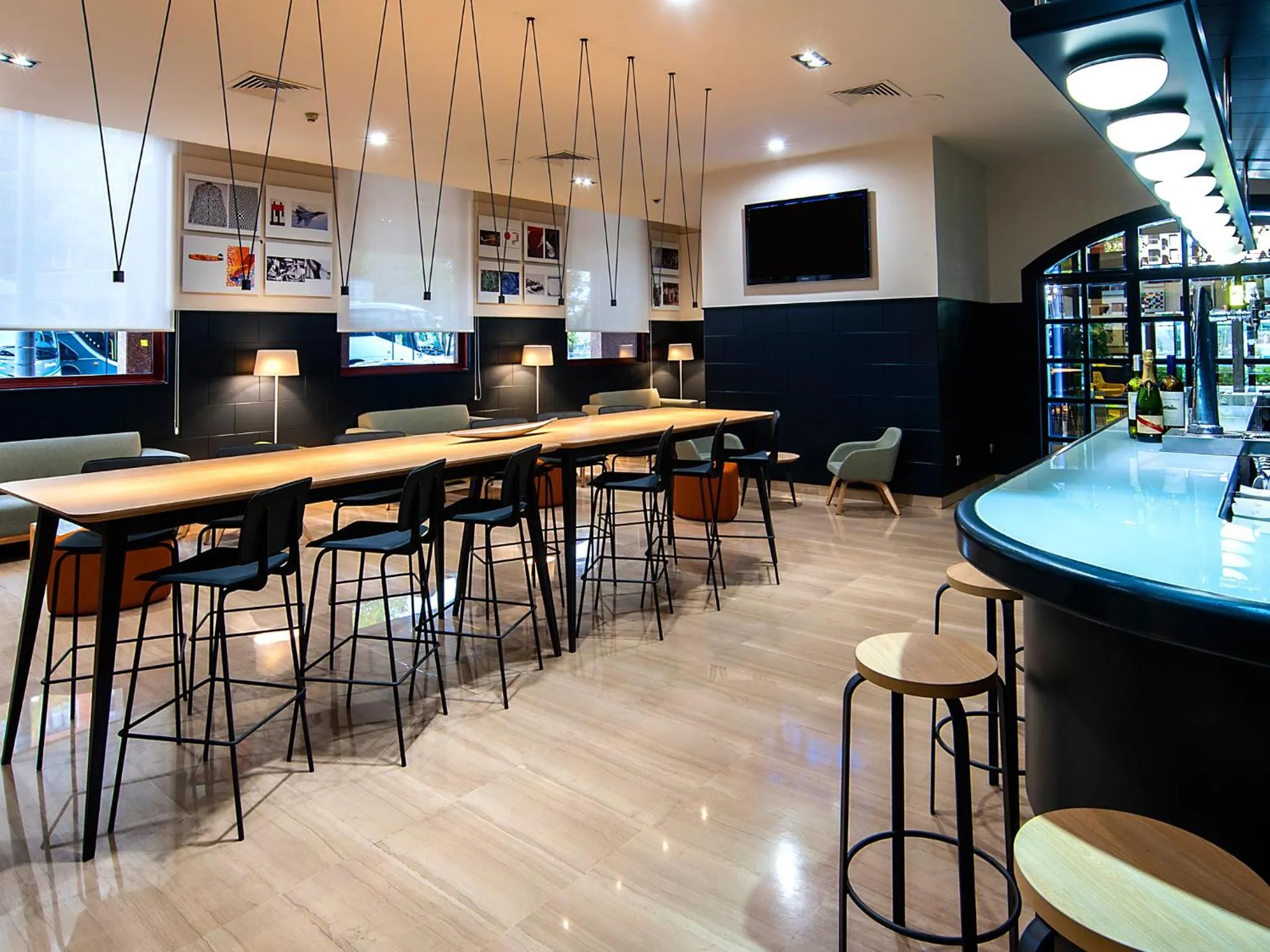 Lounge or bar in Hotel Silken Amara Plaza