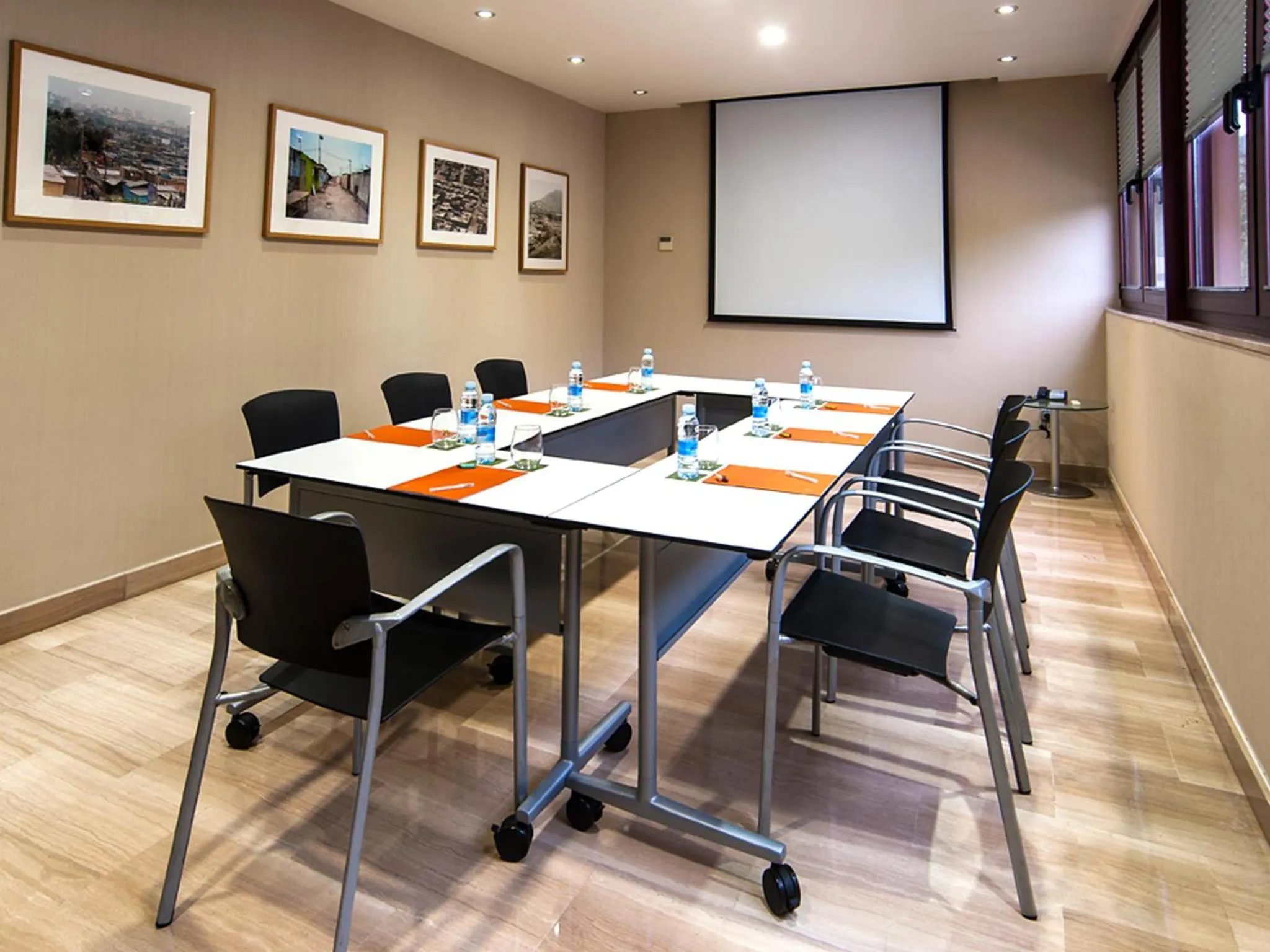 Meeting/conference room in Hotel Silken Amara Plaza