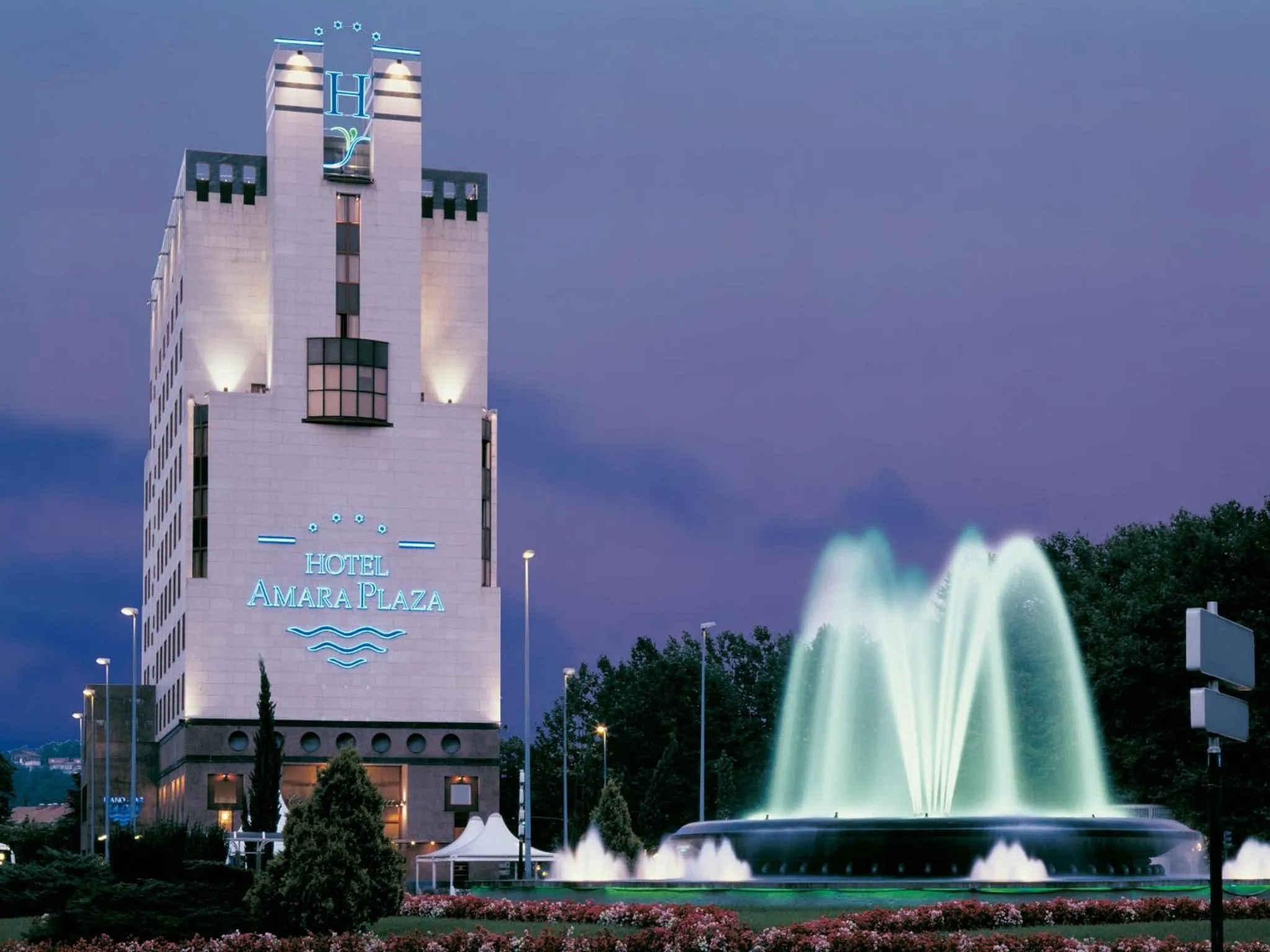 Facade/entrance in Hotel Silken Amara Plaza