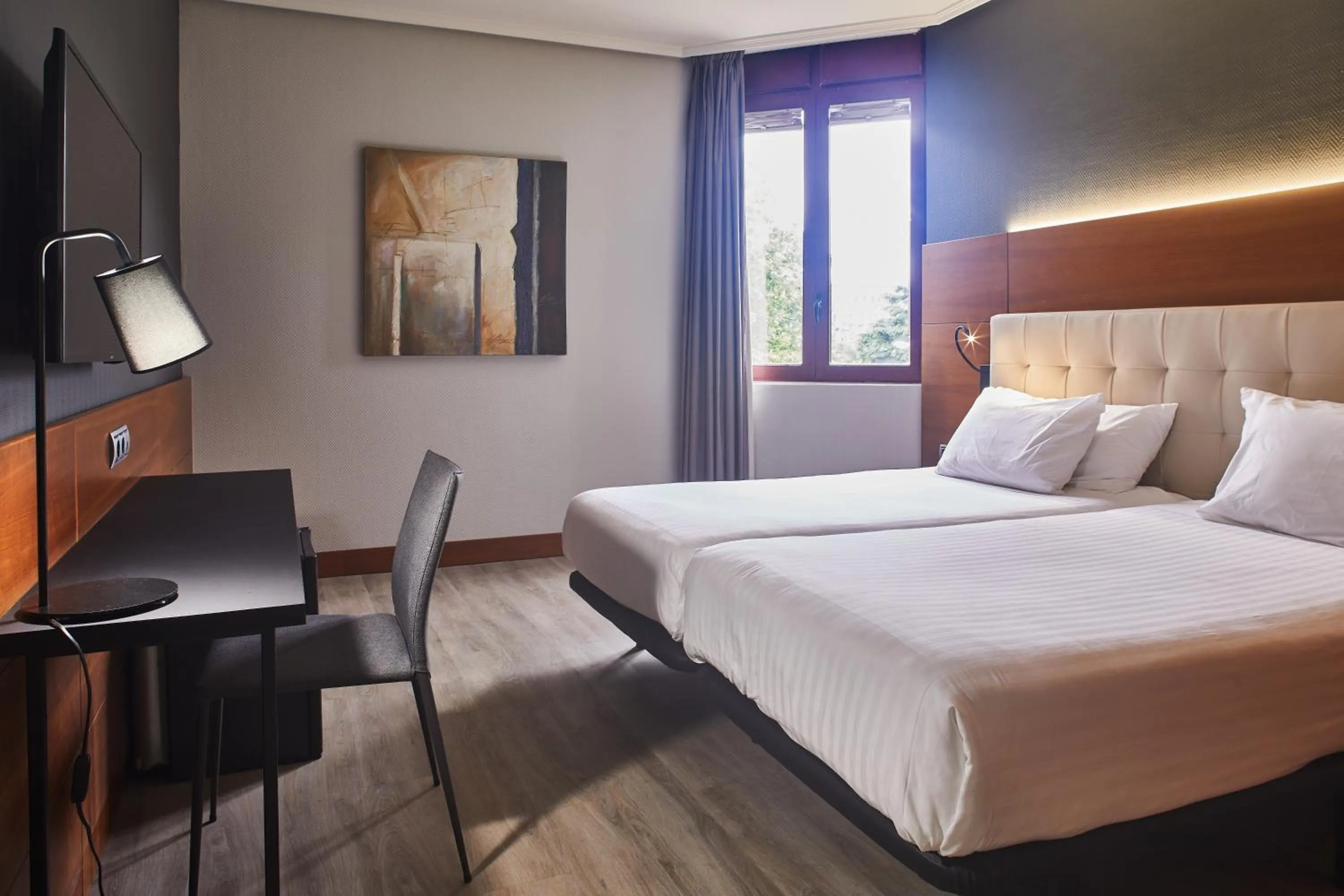 Photo of the whole room, Bed in Hotel Silken Amara Plaza