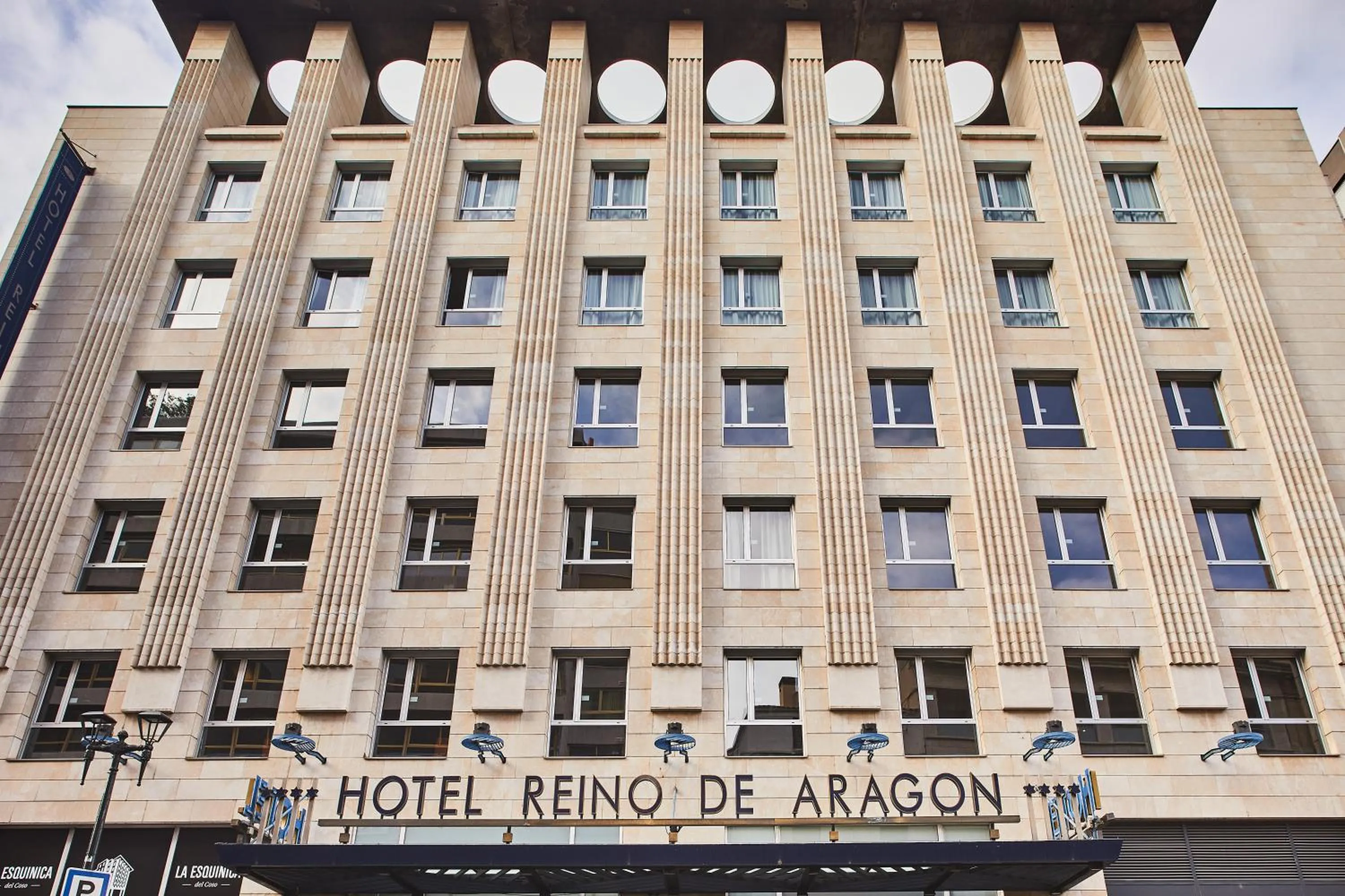 Property building in Silken Reino de Aragón