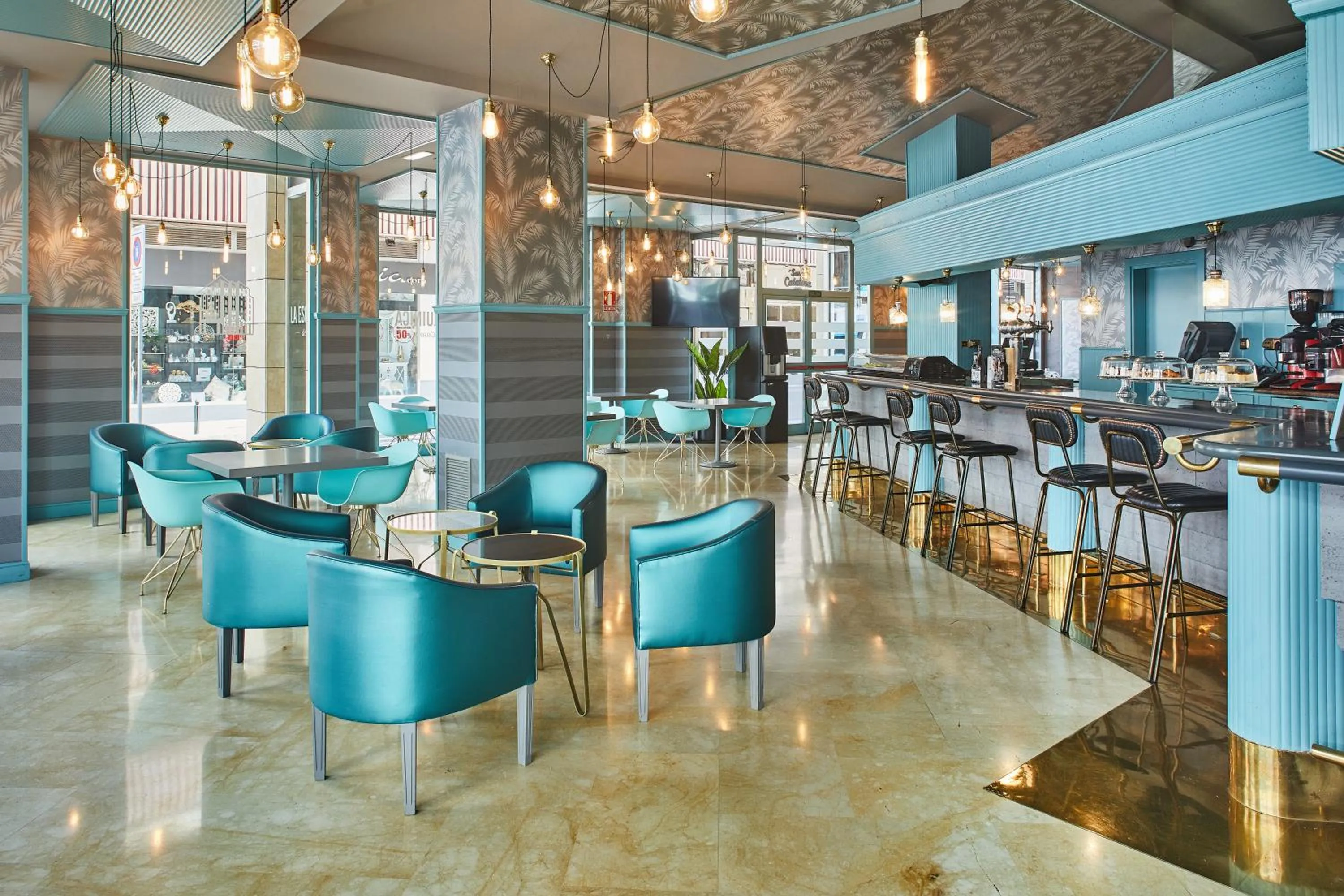 Lounge or bar in Silken Reino de Aragón