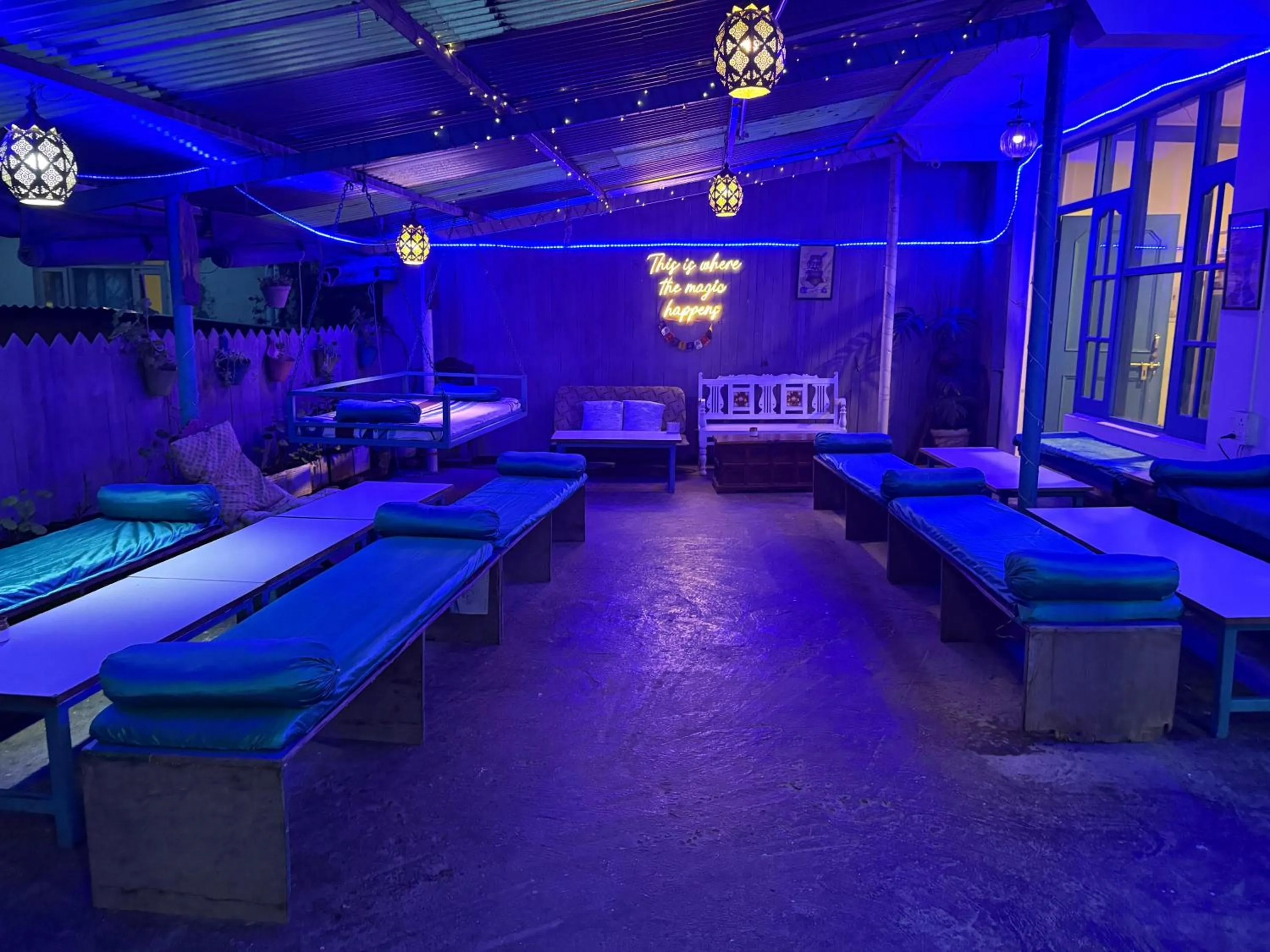 Communal lounge/ TV room in LA SIESTA INDIA MCLEODGANJ