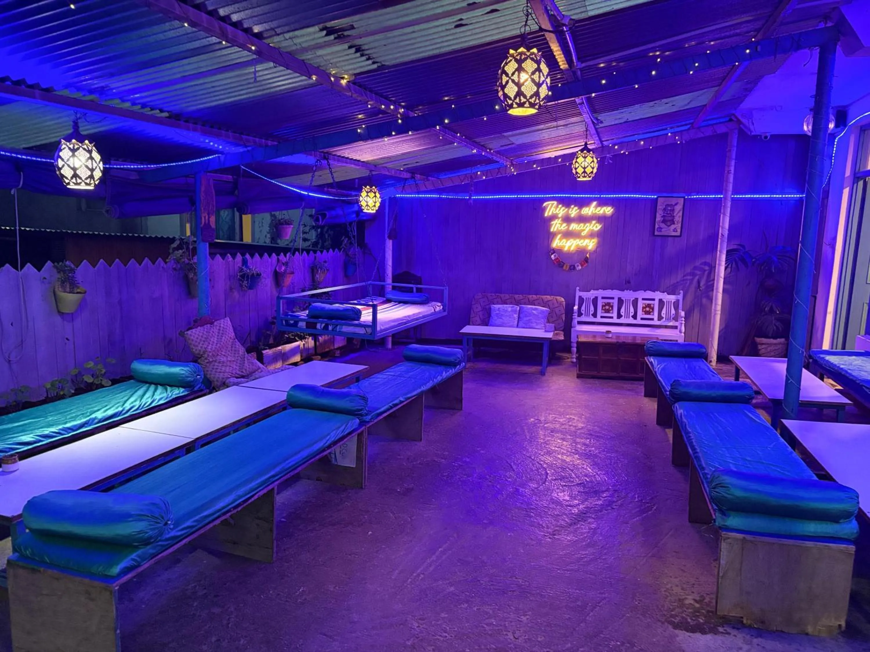 Communal lounge/ TV room, Bed in LA SIESTA INDIA MCLEODGANJ