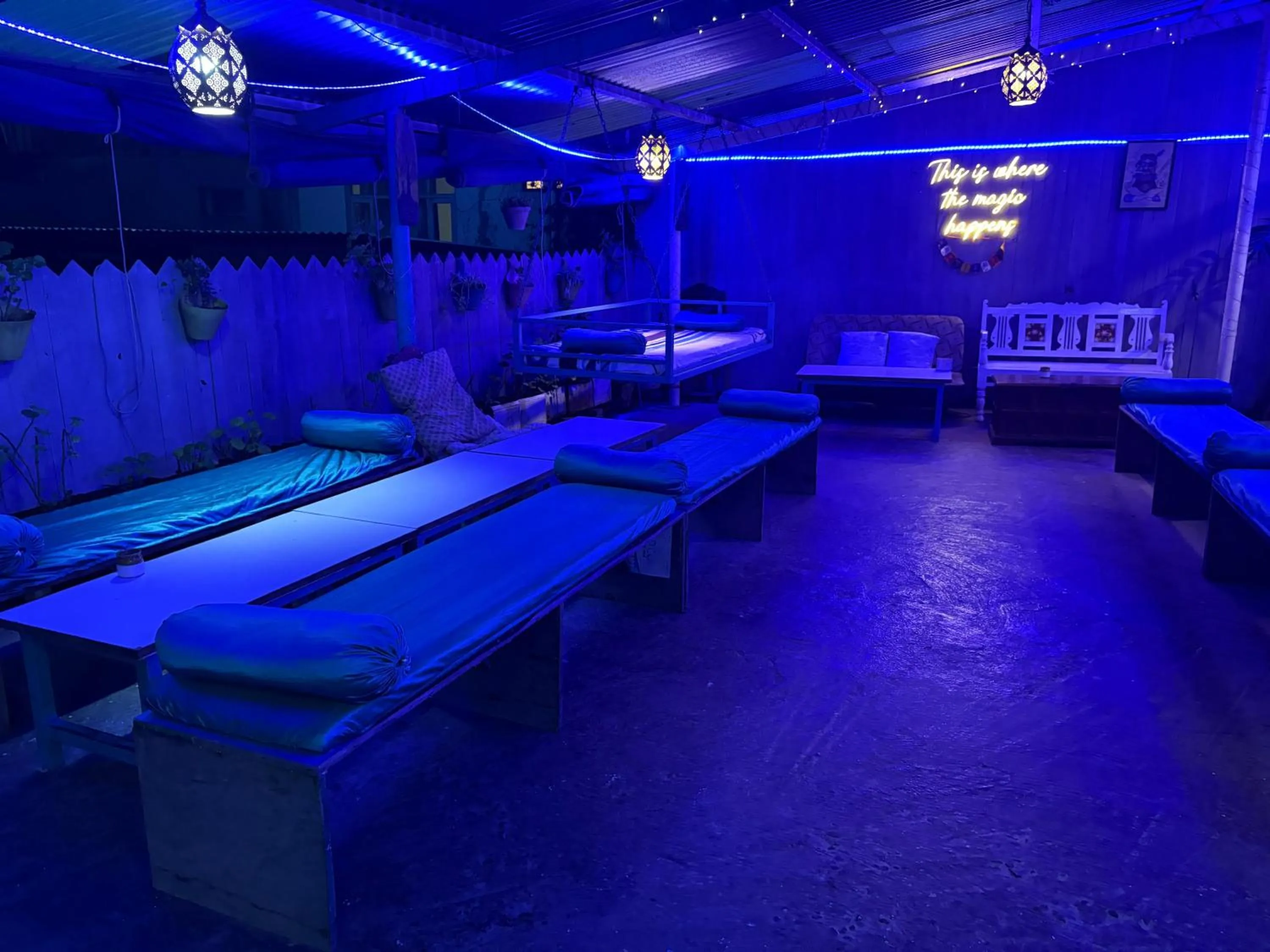 Communal lounge/ TV room in LA SIESTA INDIA MCLEODGANJ