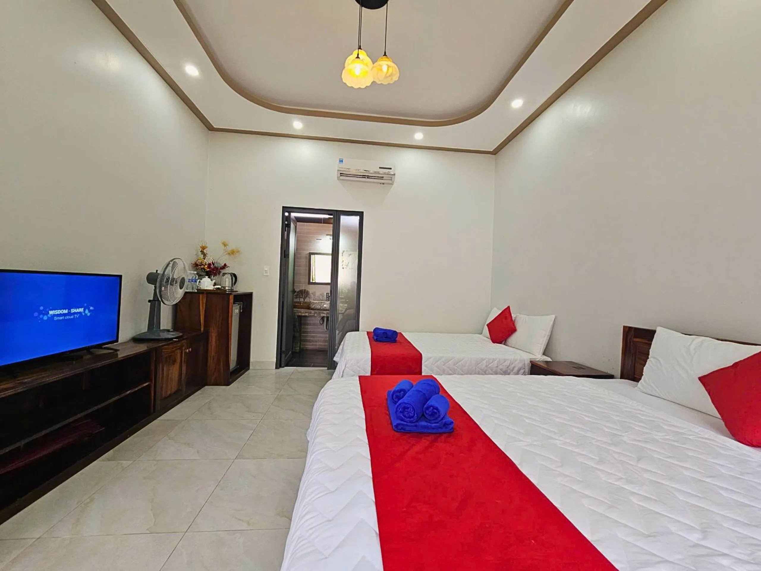 Shower, Bed in Fla Village