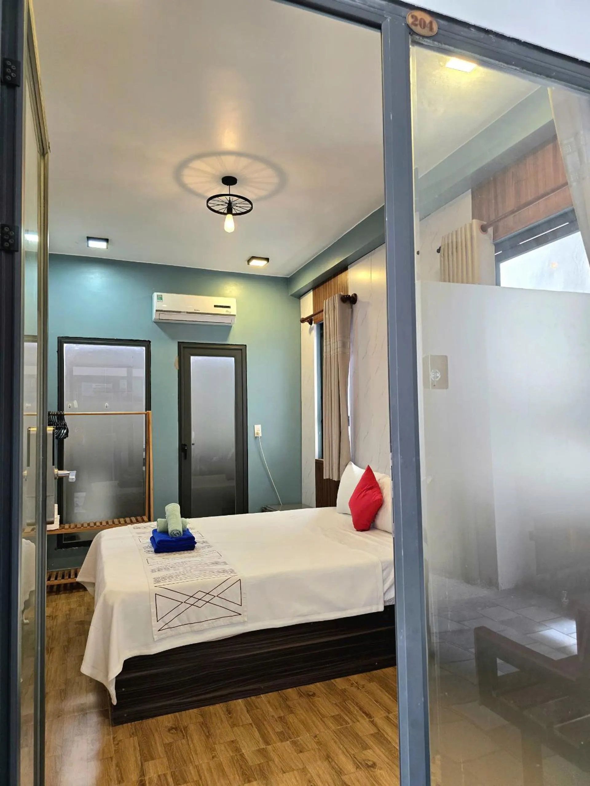 Photo of the whole room, Bed in Fla Village