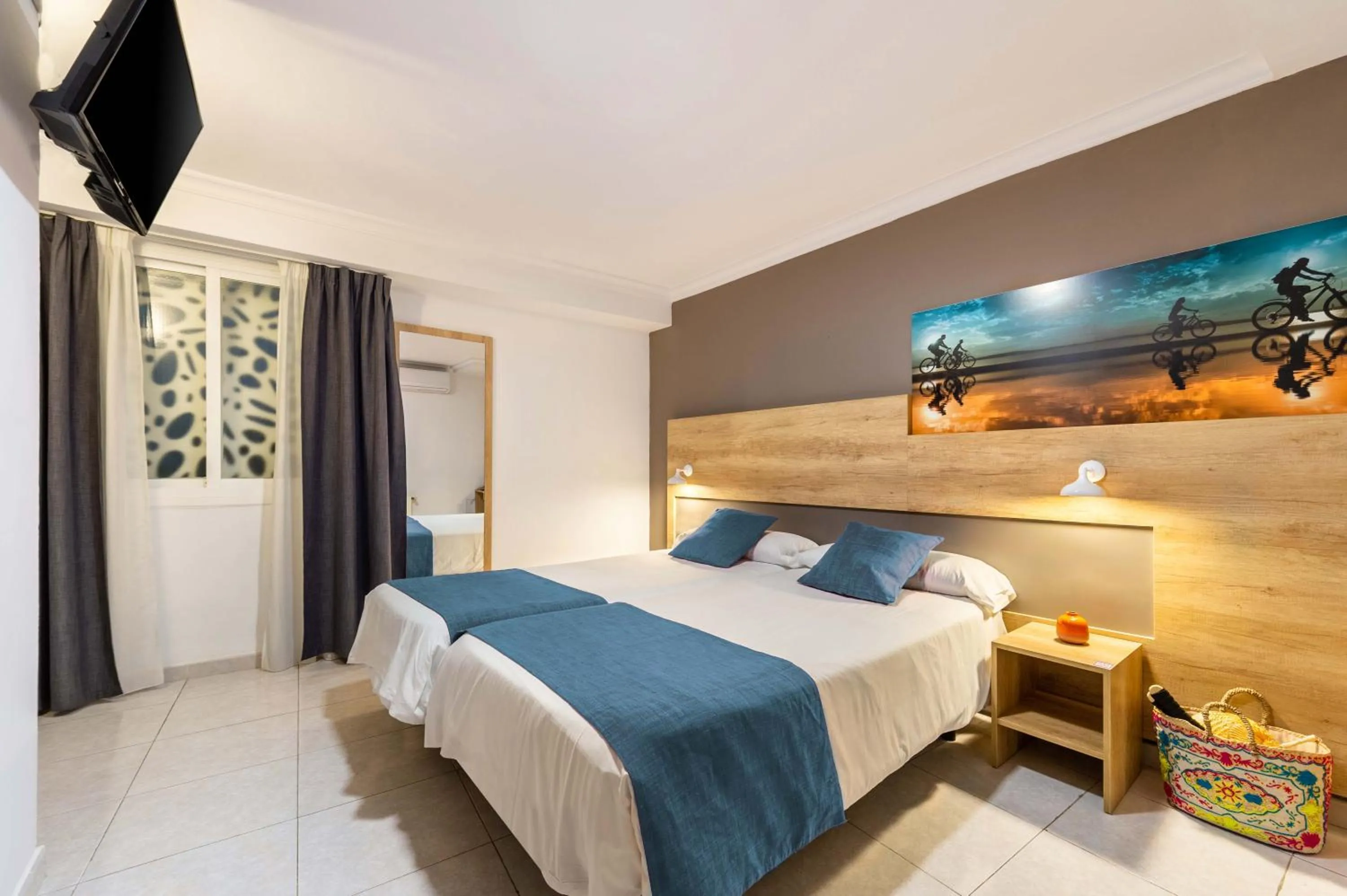 Photo of the whole room, Bed in Hotel Vibra Marítimo