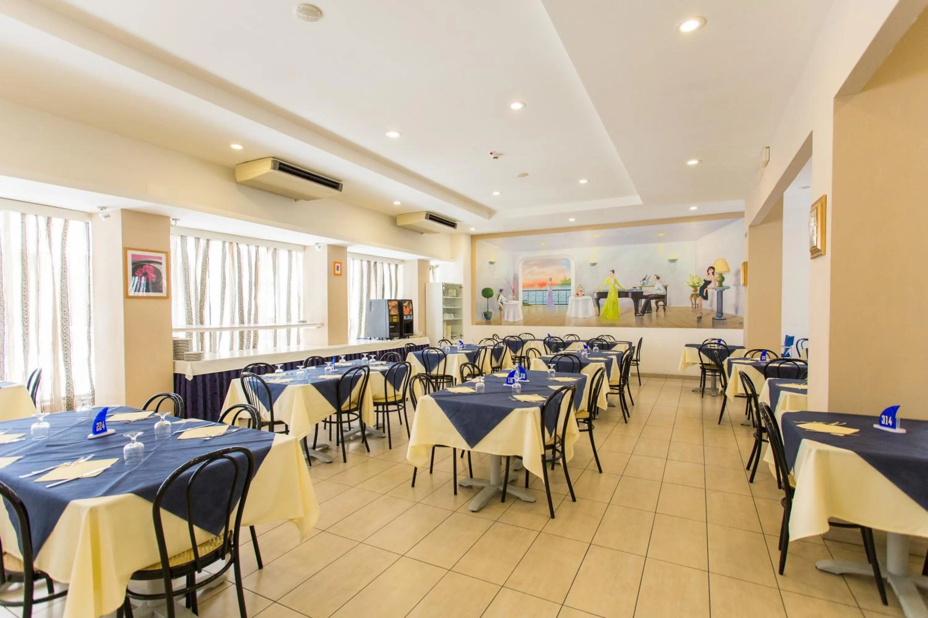 Restaurant/places to eat in Hotel Clipper