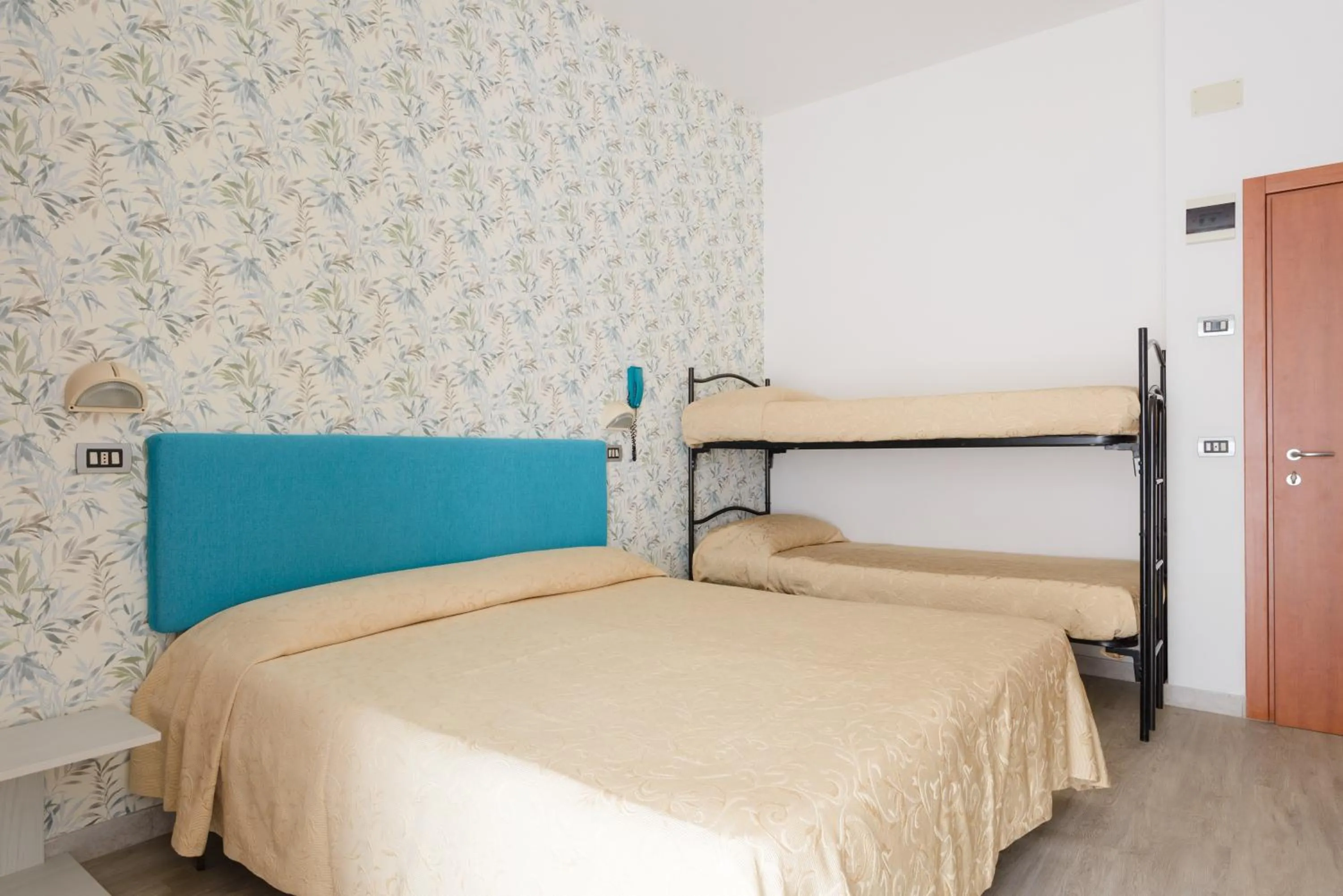 Bedroom, Bed in Hotel Clipper