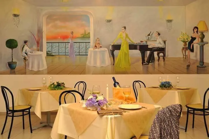 Restaurant/places to eat in Hotel Clipper