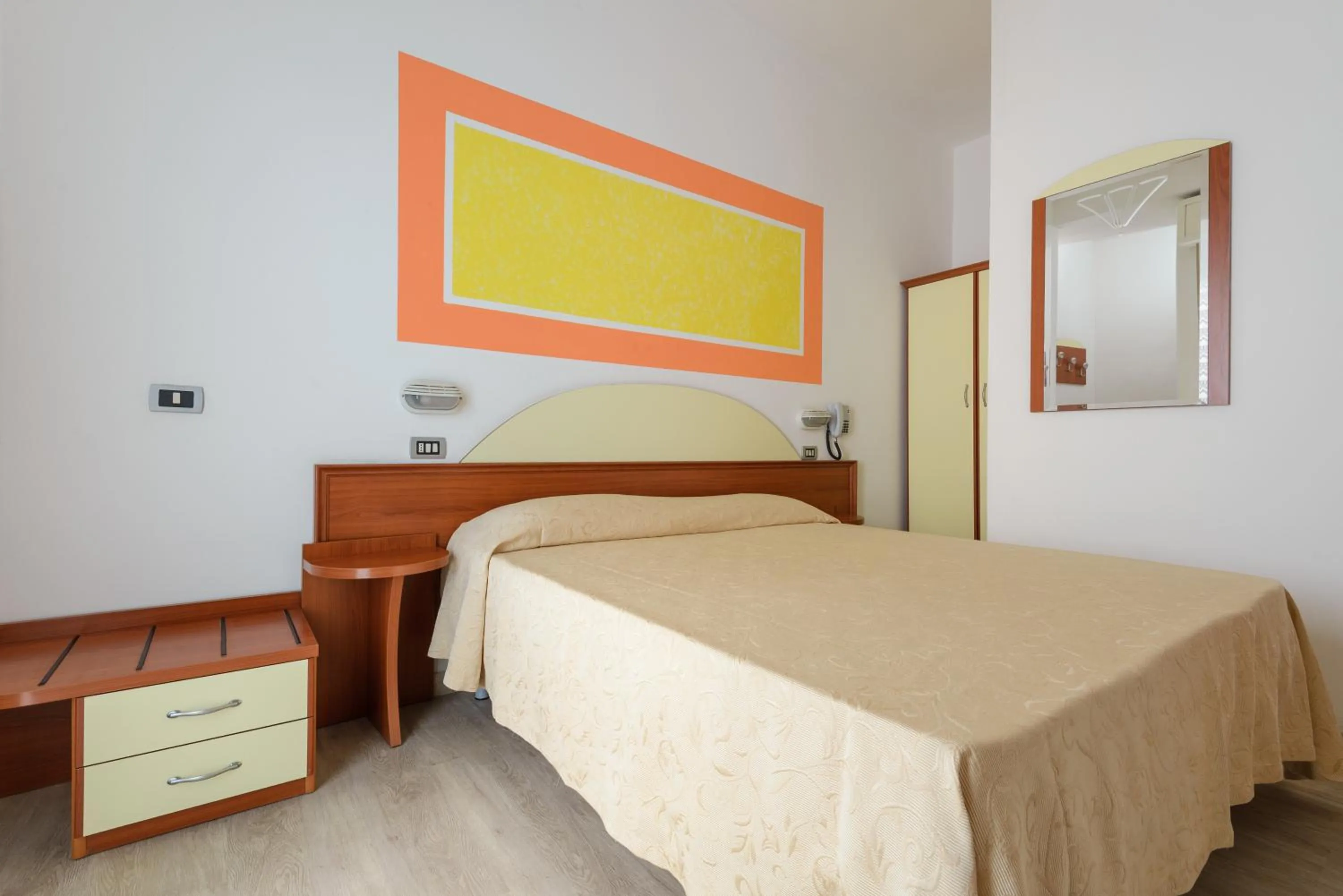 Bedroom, Bed in Hotel Clipper