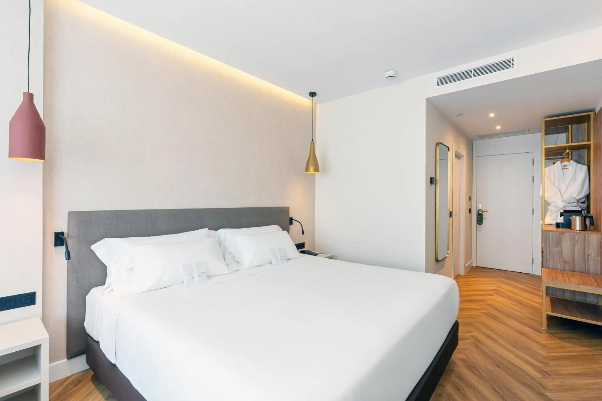 Photo of the whole room, Bed in Sercotel HMO Martina