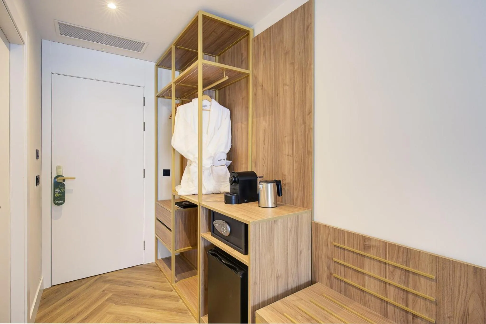 Photo of the whole room in Sercotel HMO Martina