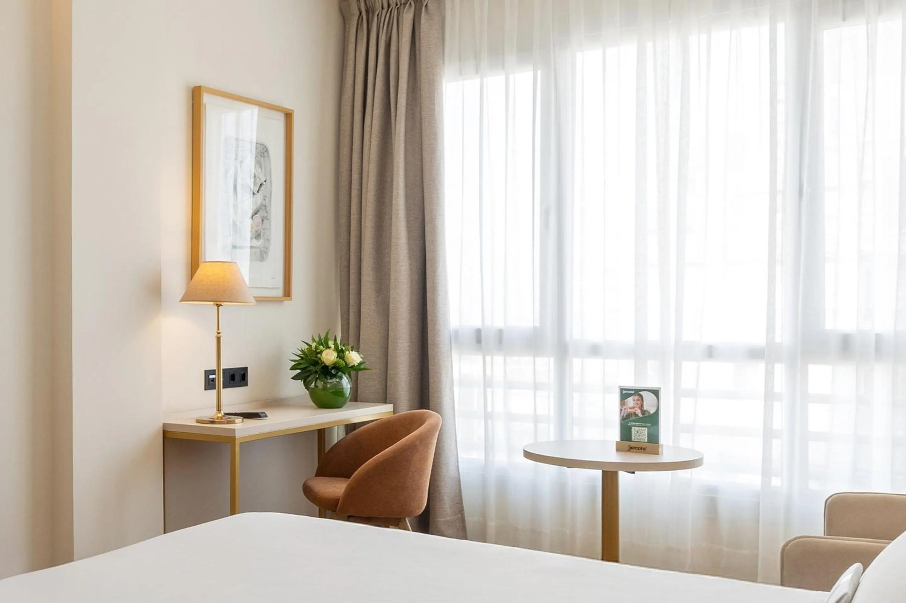 Photo of the whole room, Bed in Sercotel HMO Martina