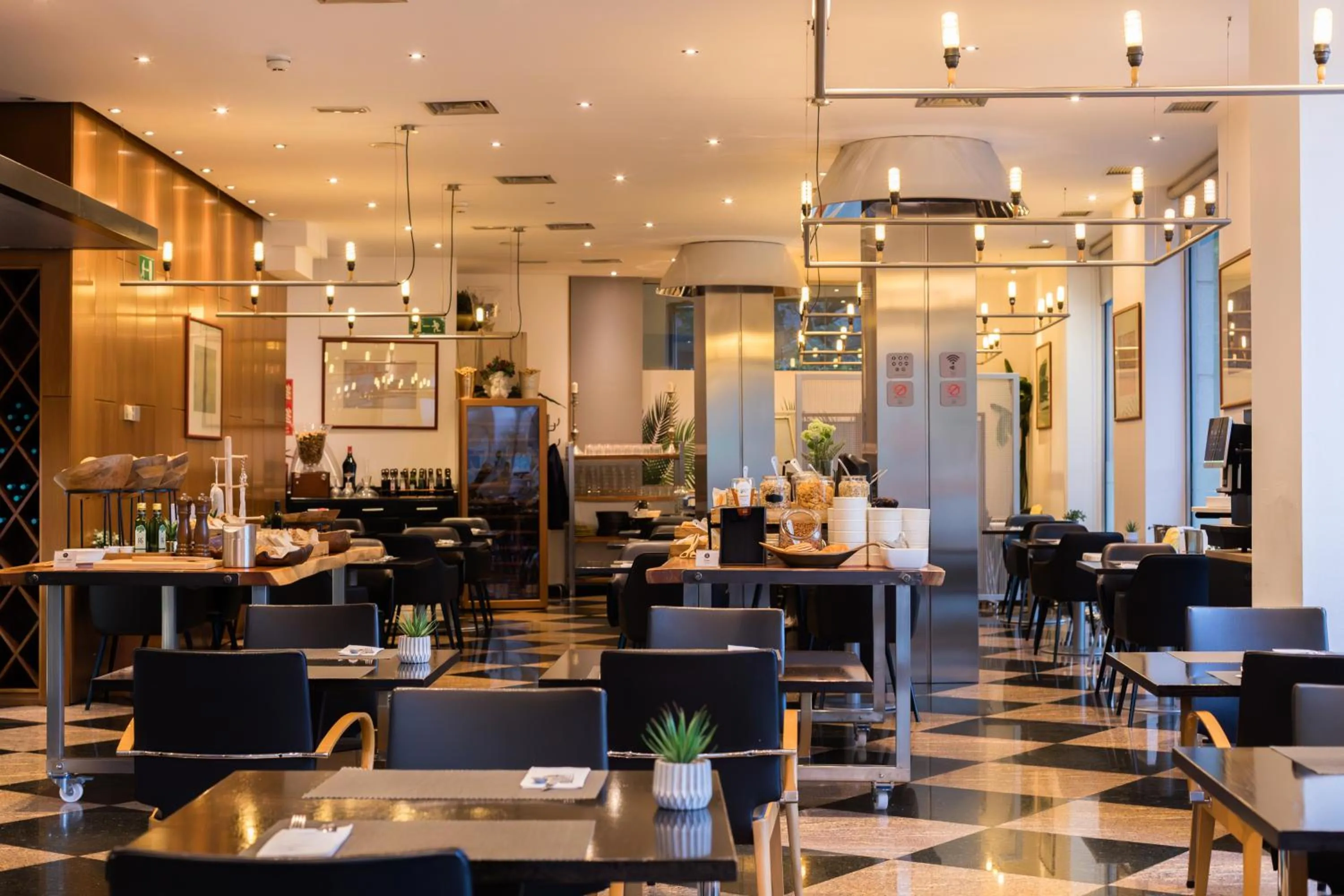 Restaurant/places to eat in Abba Sants