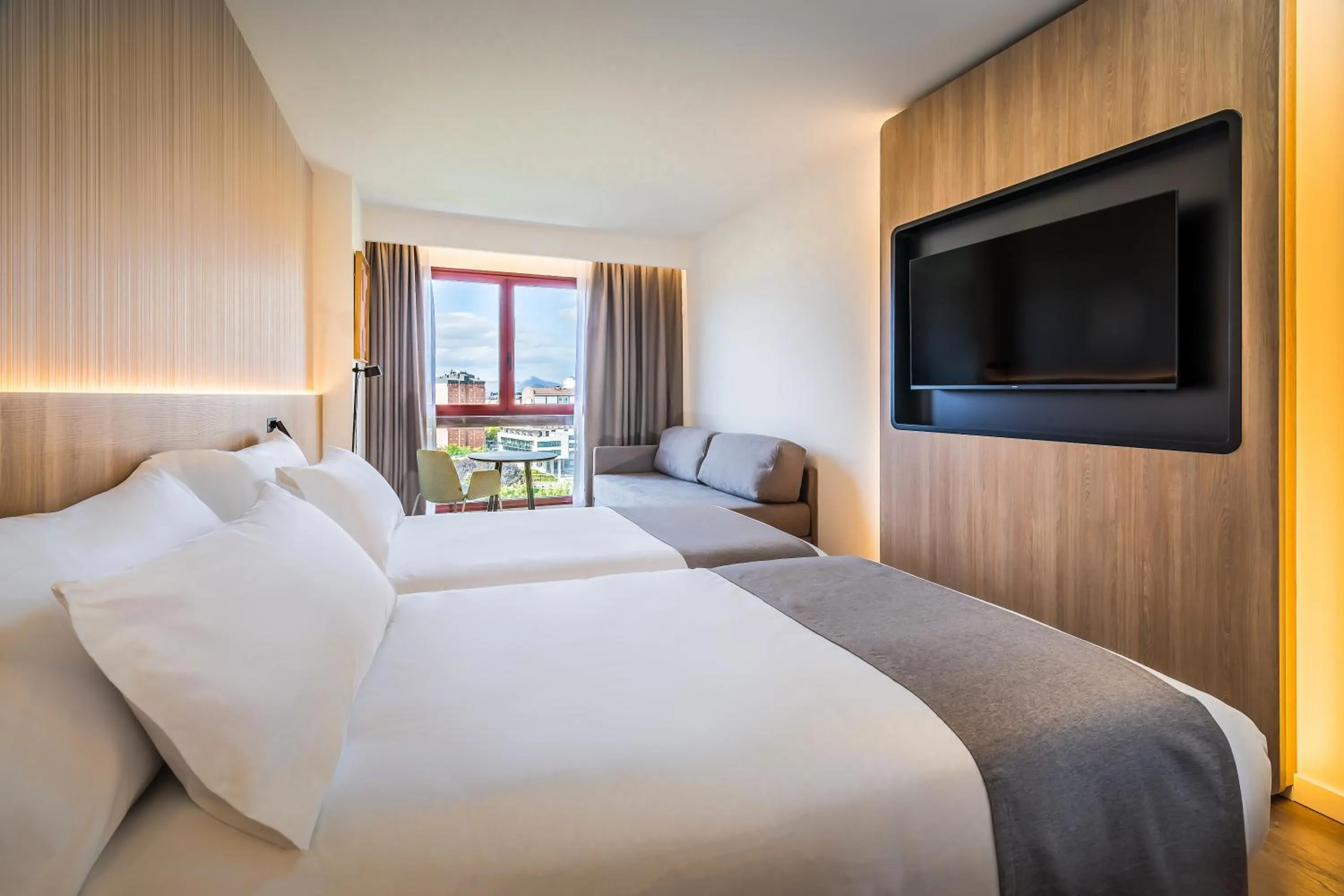 Photo of the whole room, Bed in Occidental Pamplona