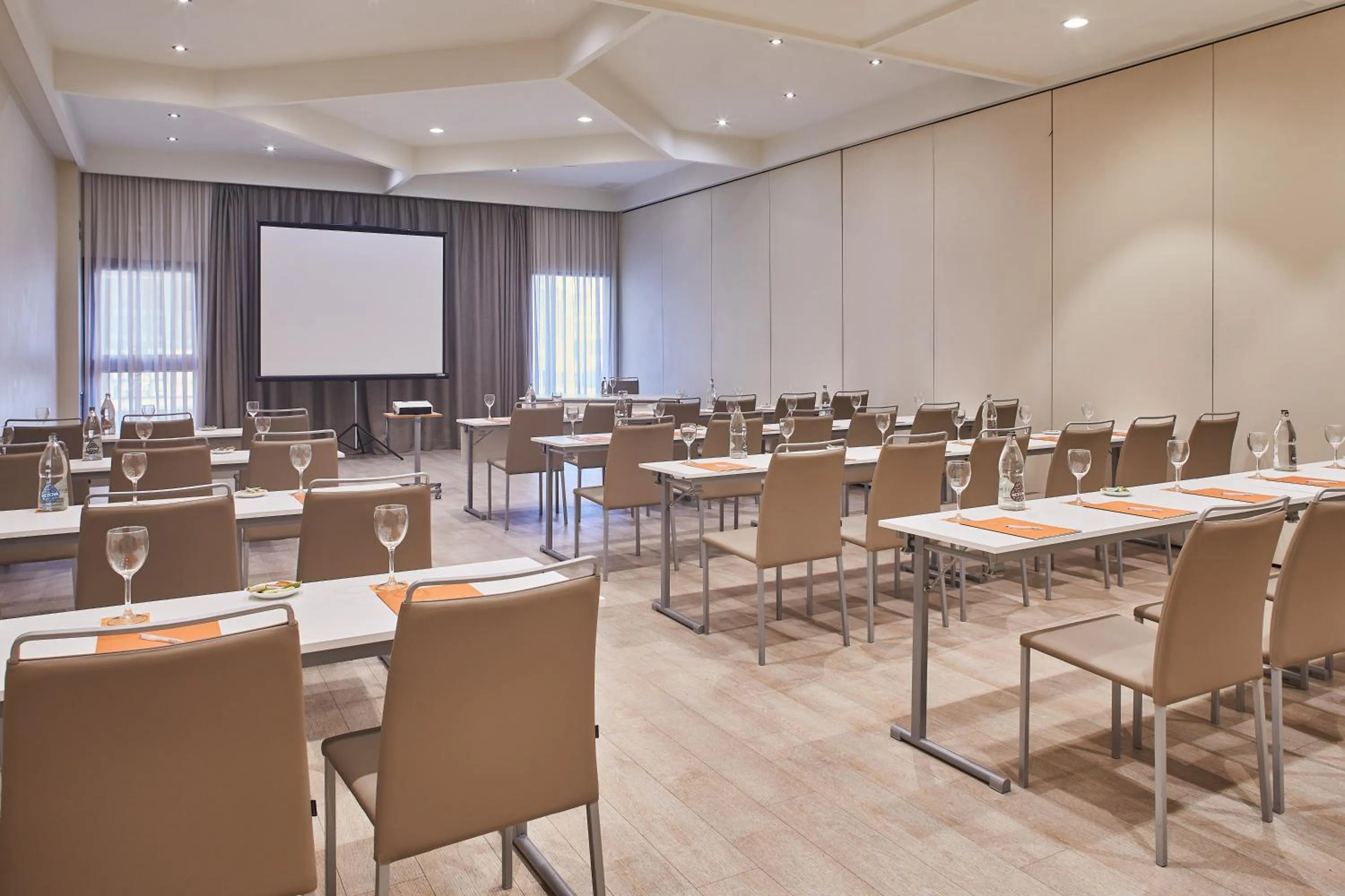 Lounge or bar in Silken Ciudad de Vitoria