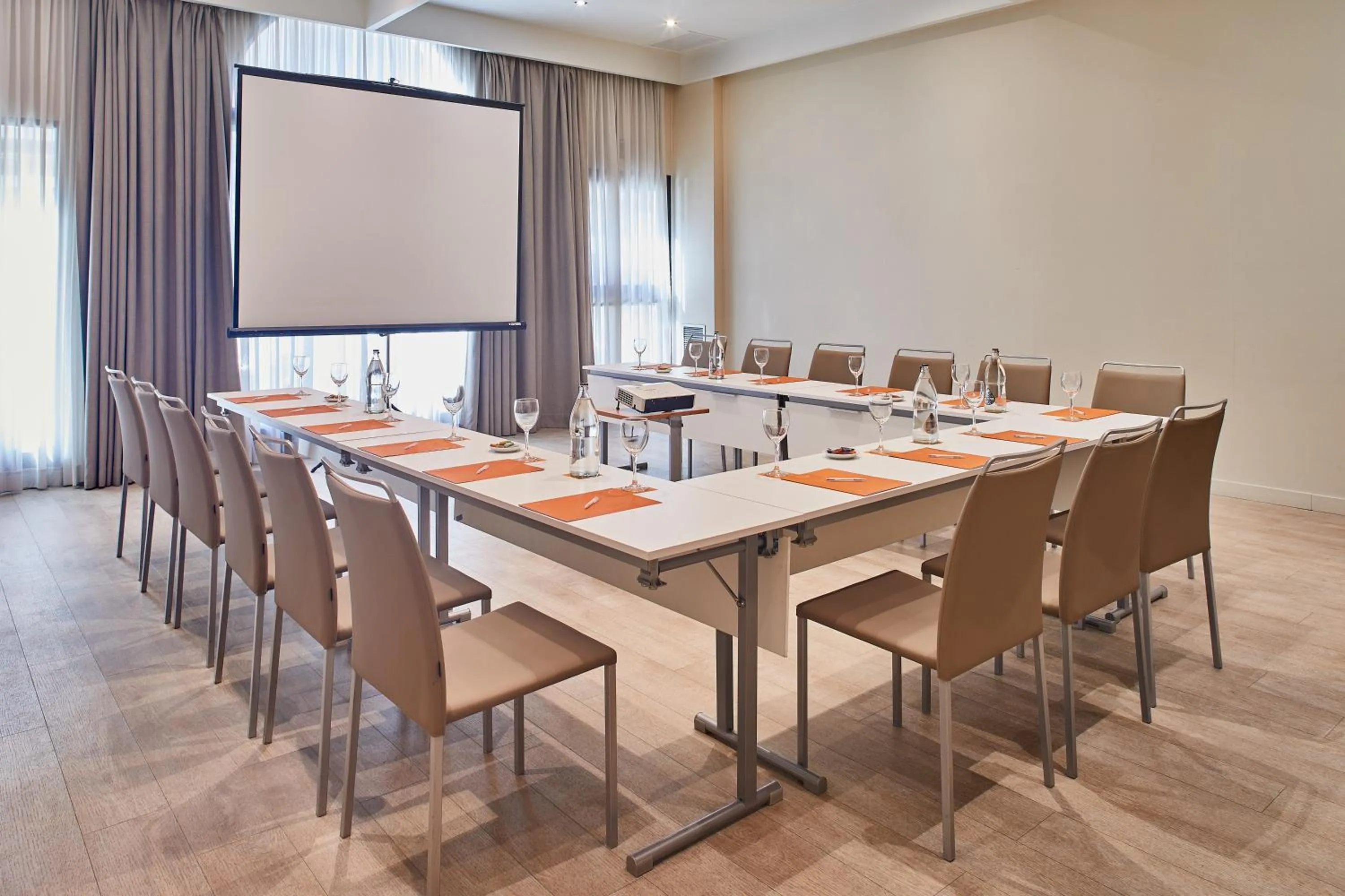 Lounge or bar in Silken Ciudad de Vitoria