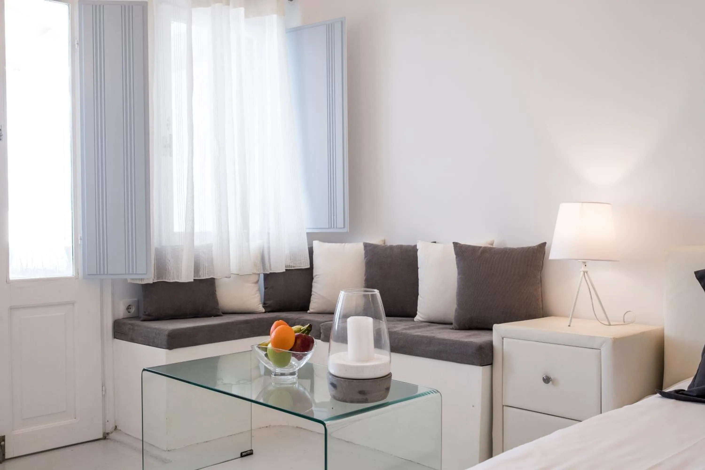 Seating area, Bed in Dreaming View Suites