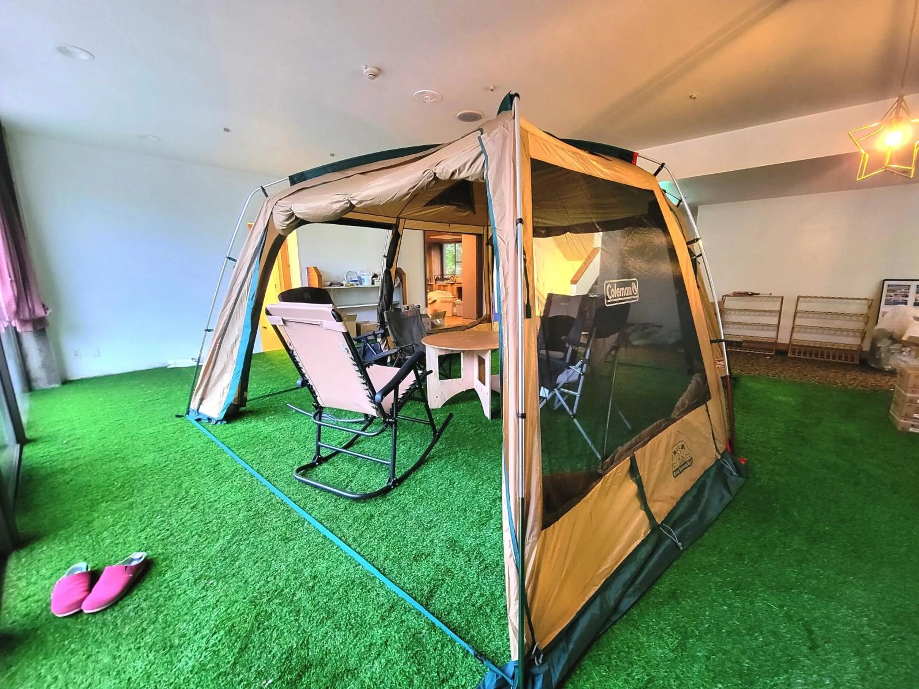 Communal lounge/ TV room in K's House Nikko - Kinugawa Onsen Hostel