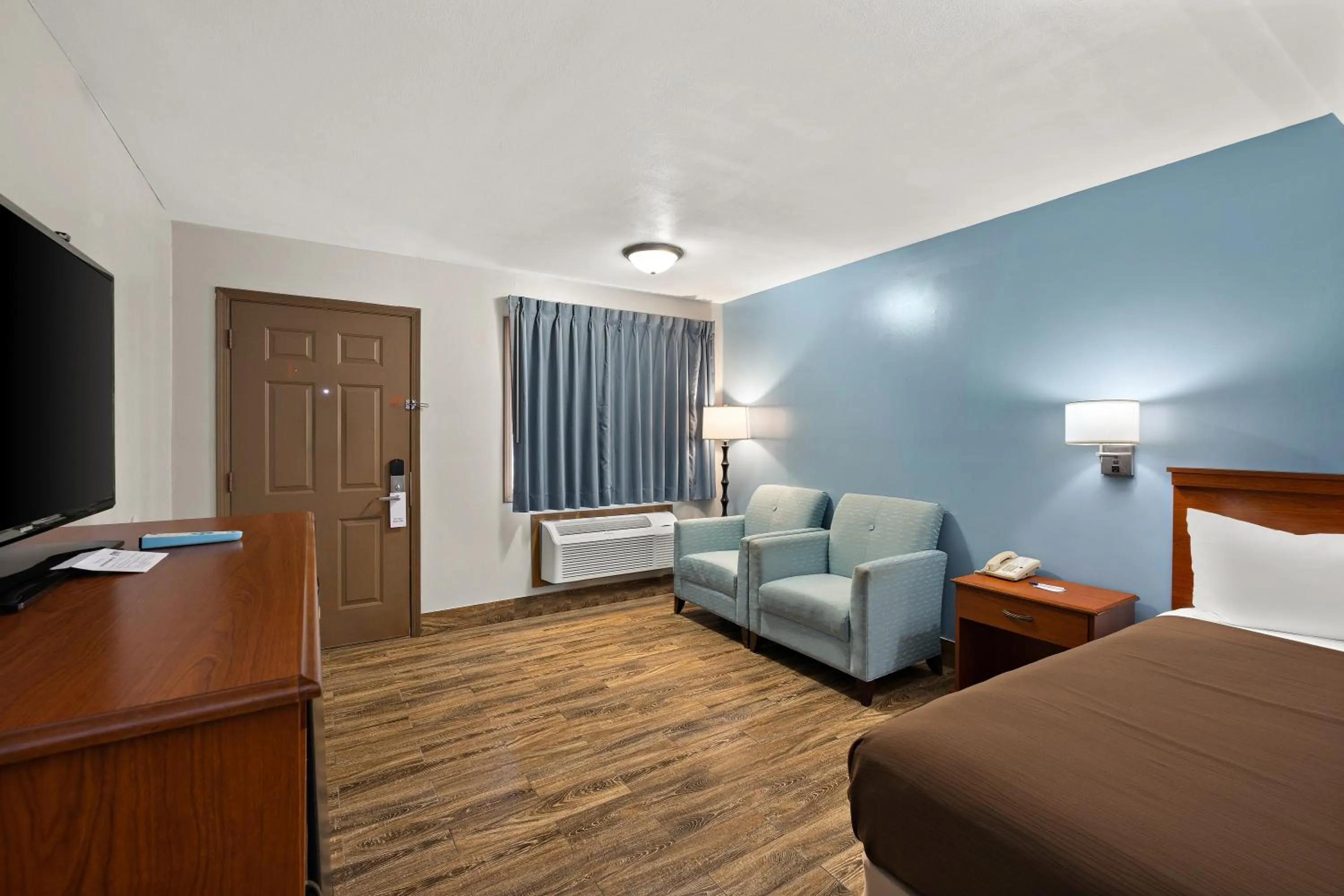 TV and multimedia, Bed in Americas Best Value Inn-Celina
