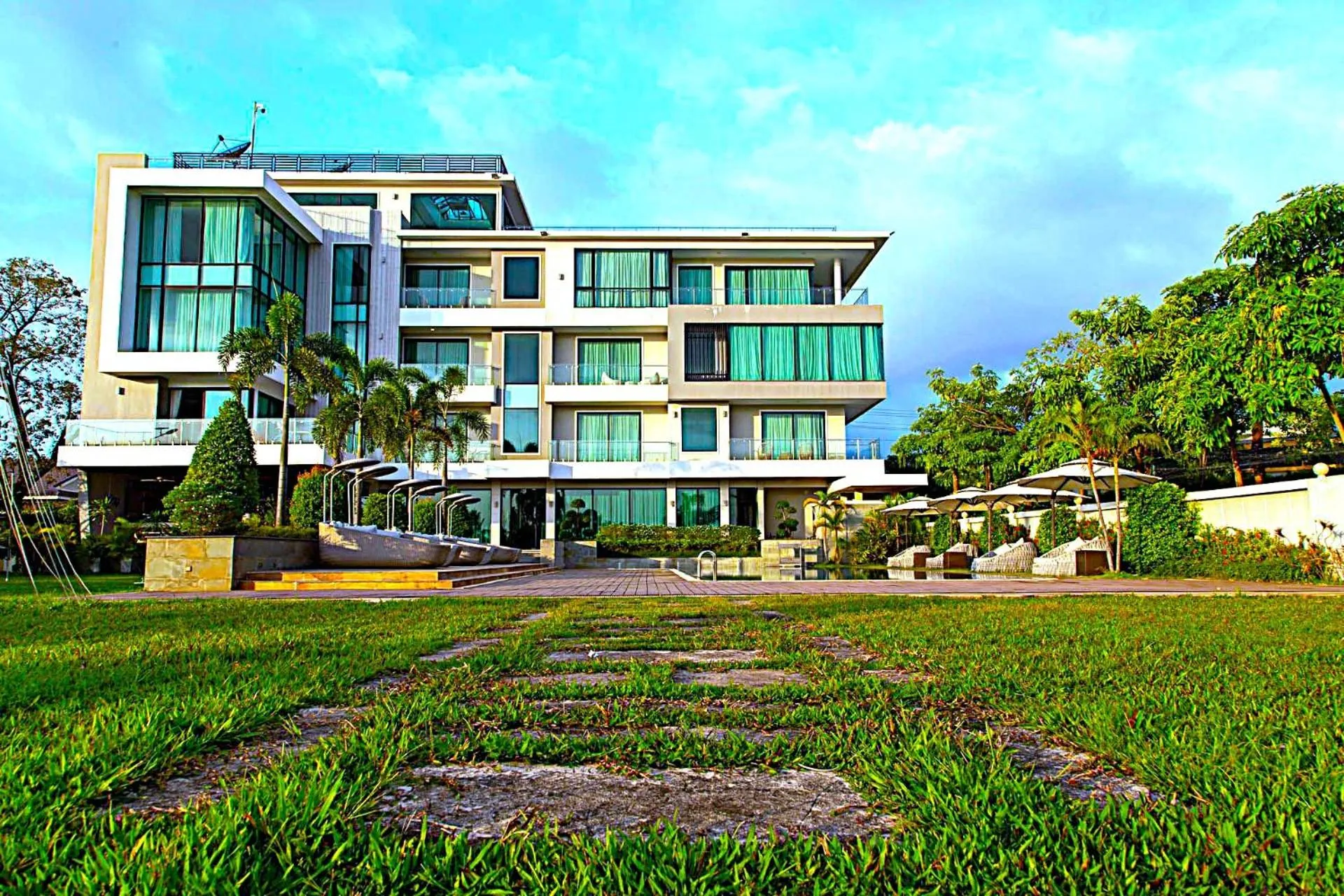 Inner courtyard view in Castle Bayview Resort & Spa