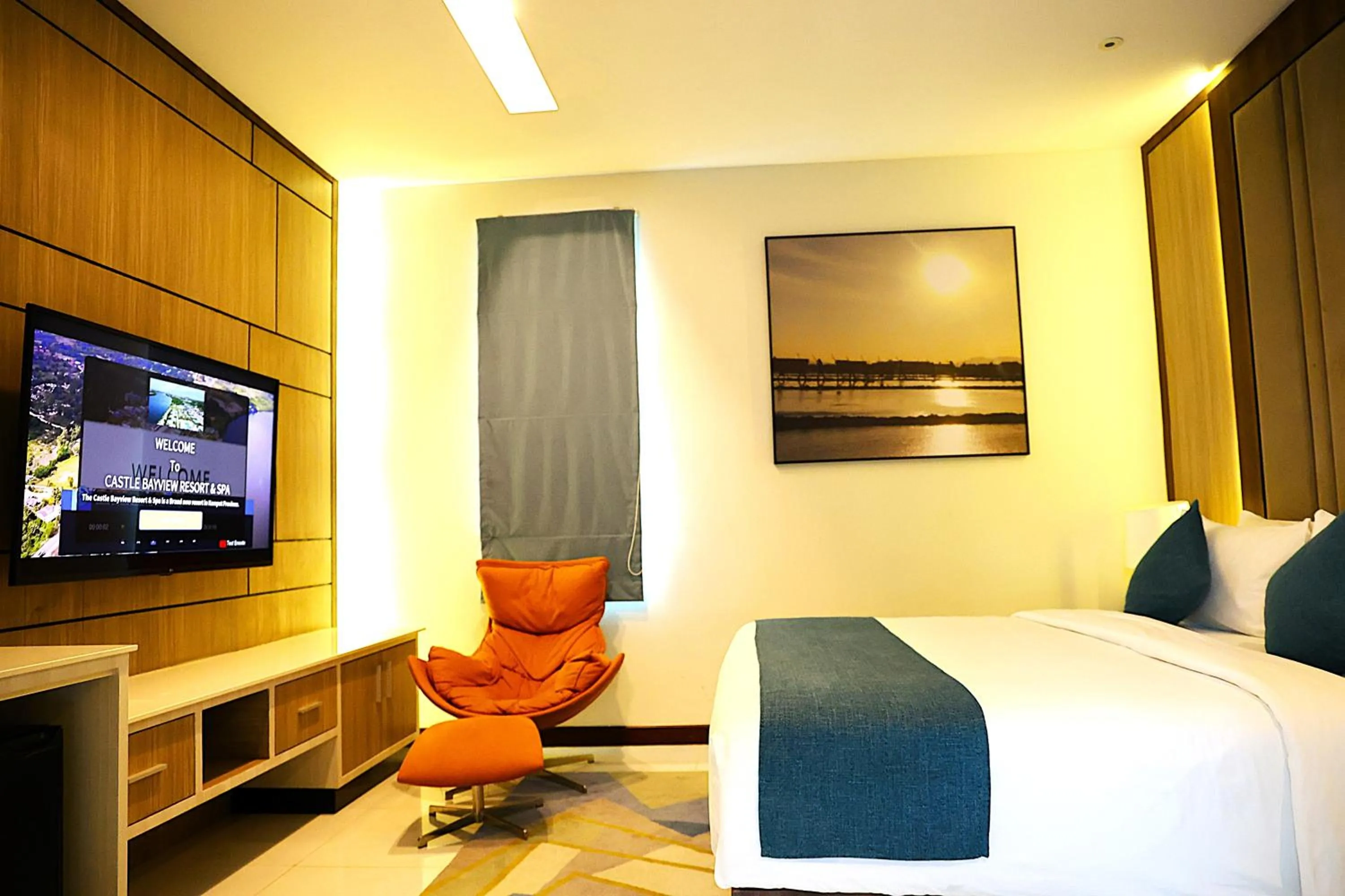 Communal lounge/ TV room, Bed in Castle Bayview Resort & Spa