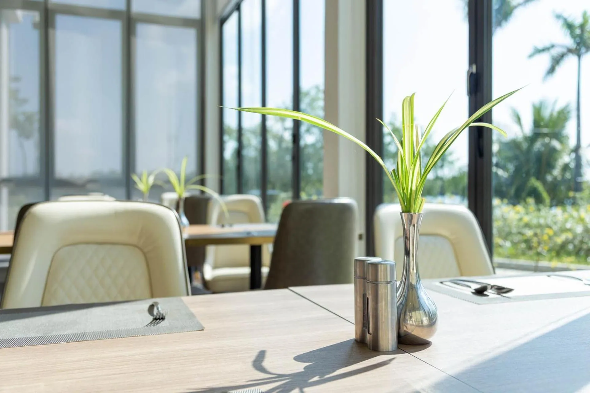 Restaurant/places to eat in Castle Bayview Resort & Spa