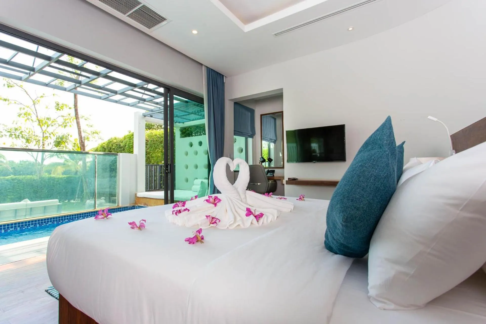 Bed in Castle Bayview Resort & Spa