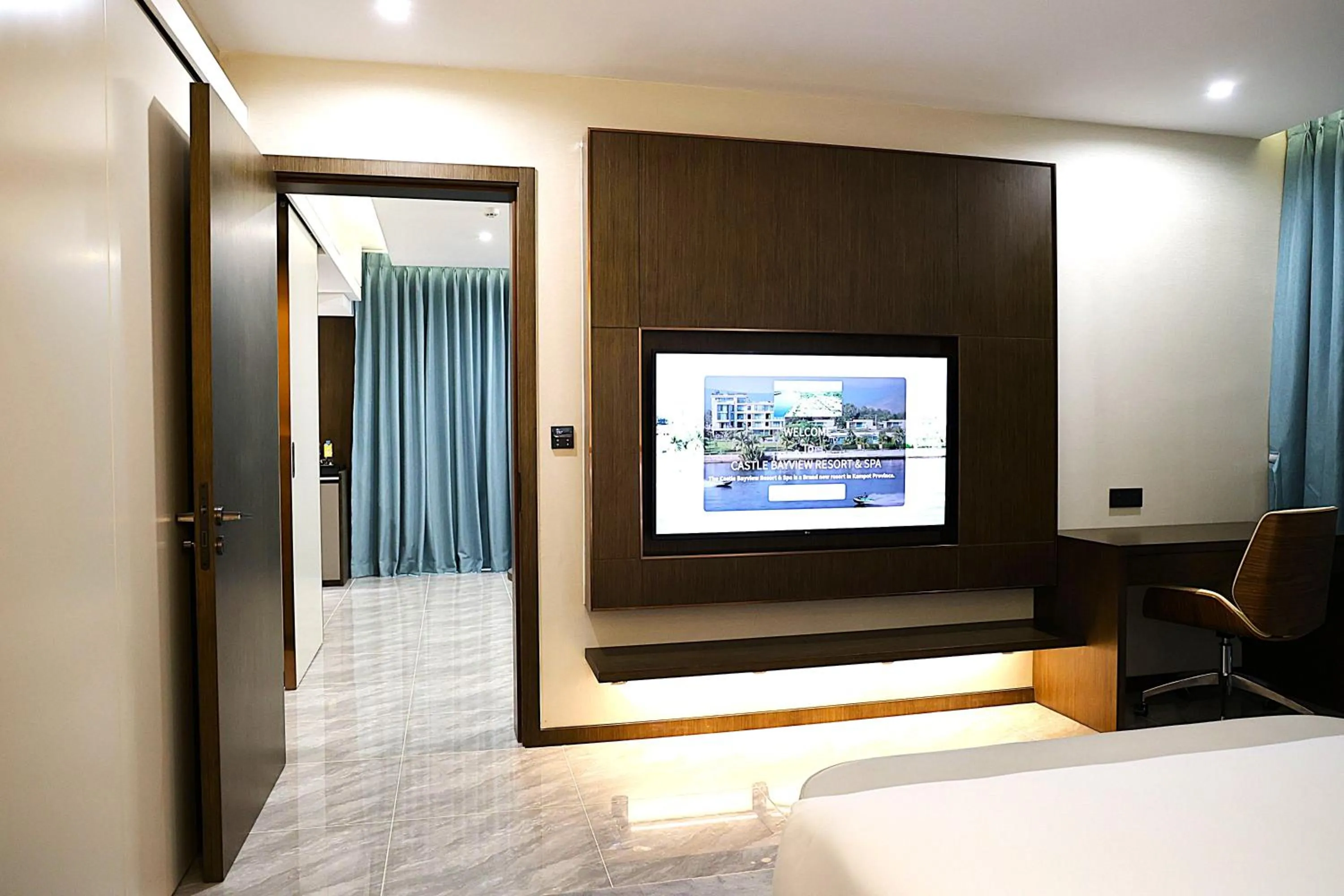 Communal lounge/ TV room, Bed in Castle Bayview Resort & Spa