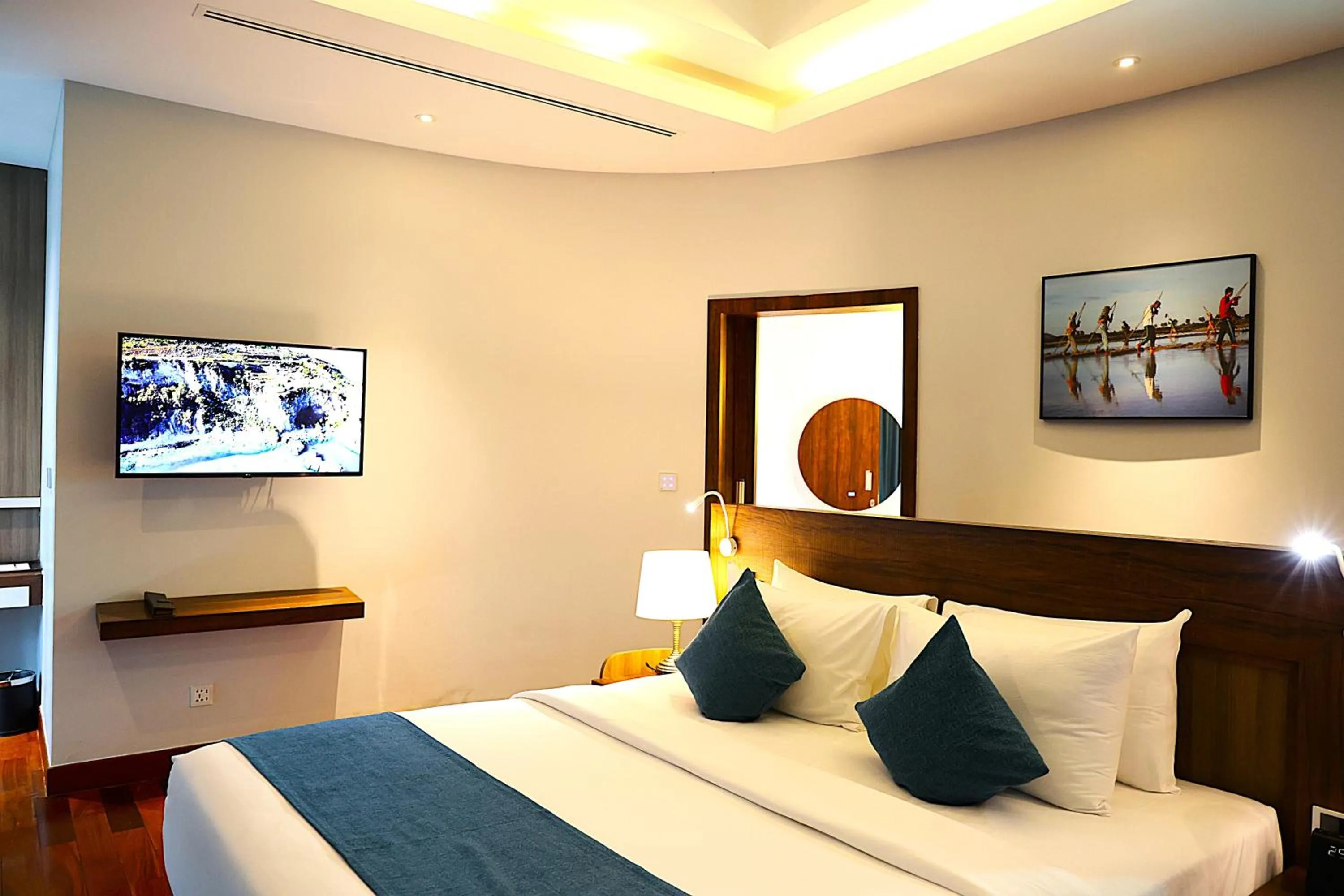TV and multimedia, Bed in Castle Bayview Resort & Spa