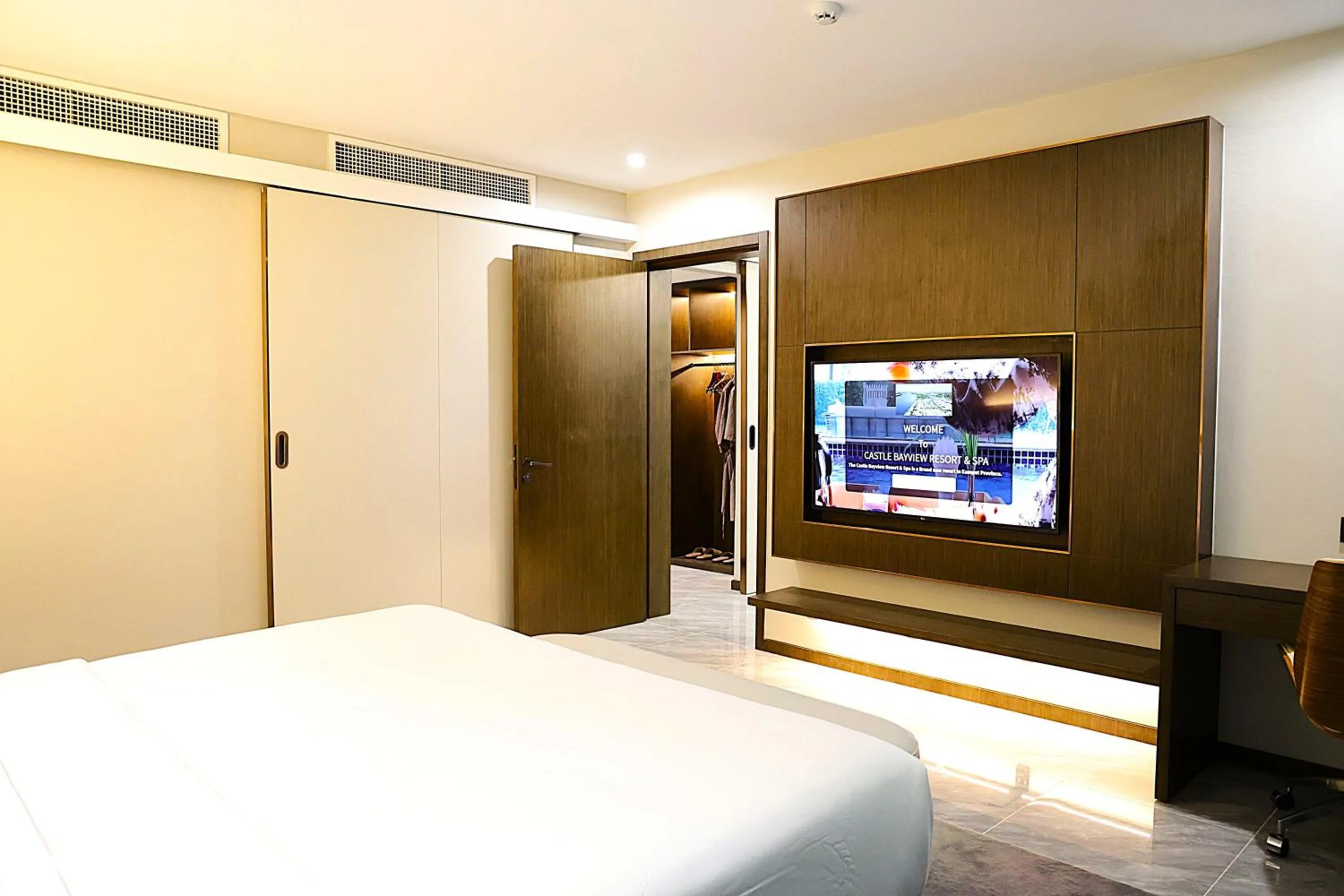 TV and multimedia, Bed in Castle Bayview Resort & Spa