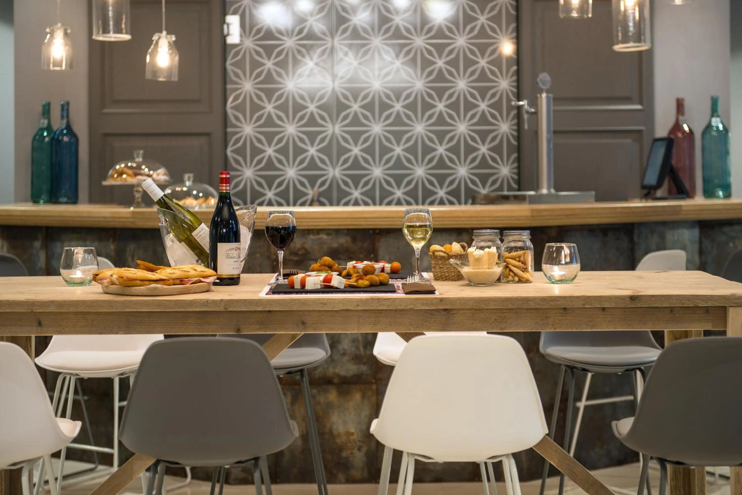 Restaurant/places to eat in Vincci Lys