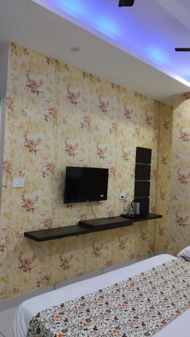 Communal lounge/ TV room, Bed in Hotel Bagga Kuteer