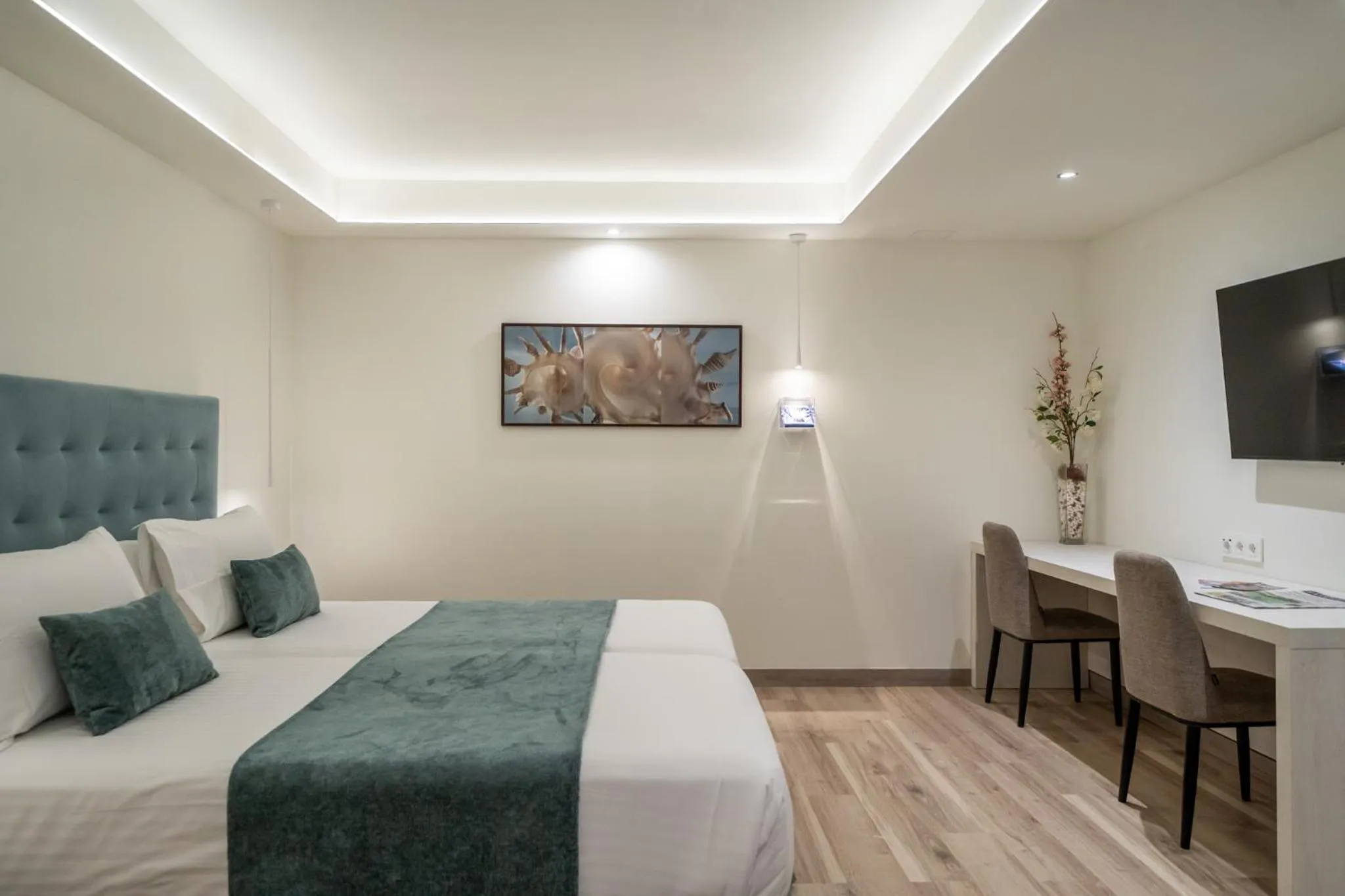 Photo of the whole room, Bed in Hotel Concordia Barcelona