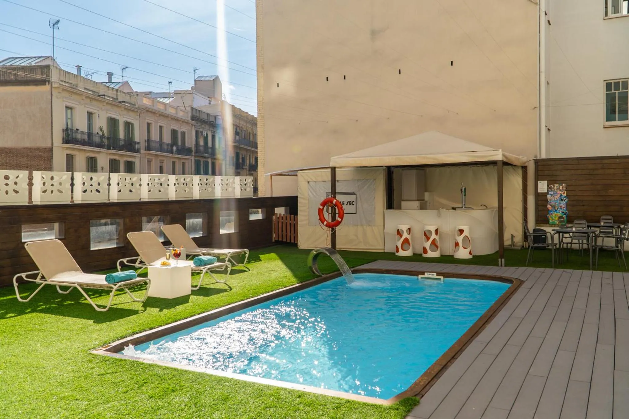 Swimming pool in Hotel Concordia Barcelona