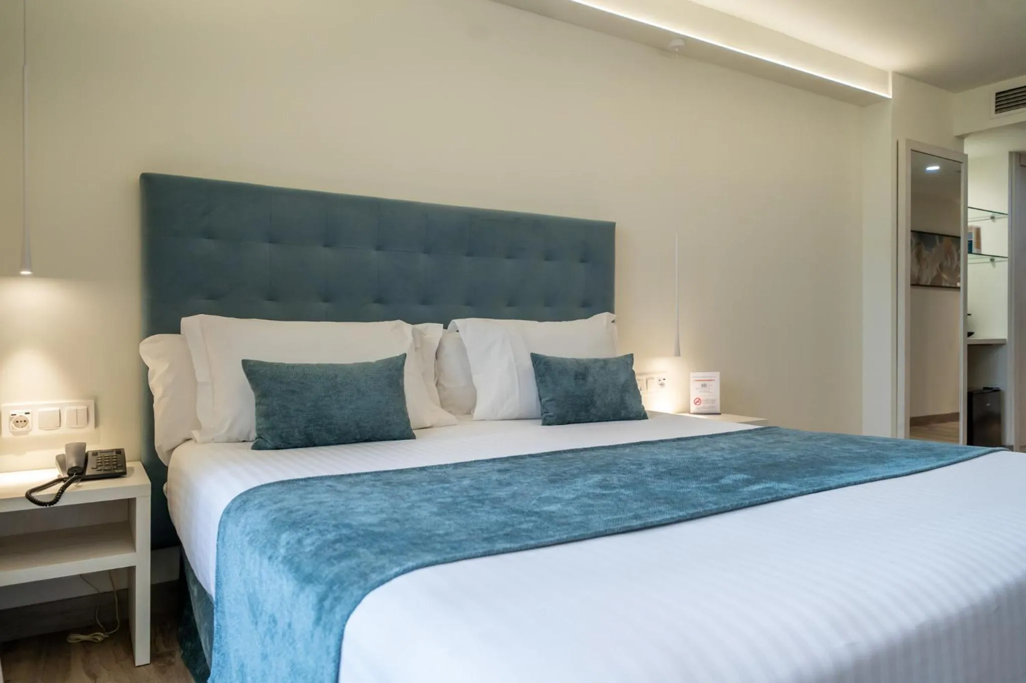 Bed in Hotel Concordia Barcelona