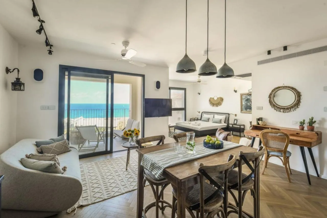 Serene Studio Apt w Balcony Overlooking the Sea