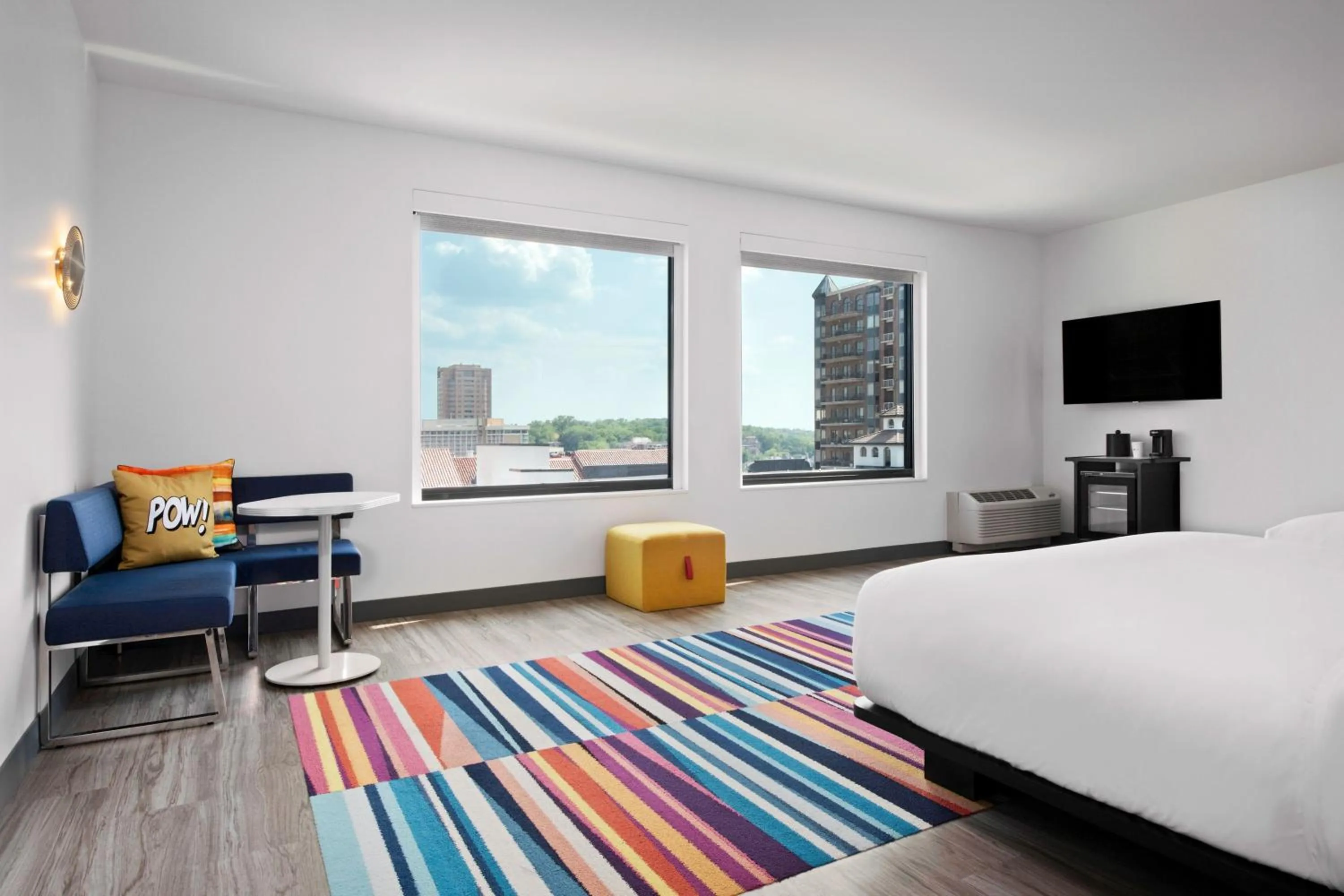 Photo of the whole room, Bed in Aloft Kansas City Country Club Plaza