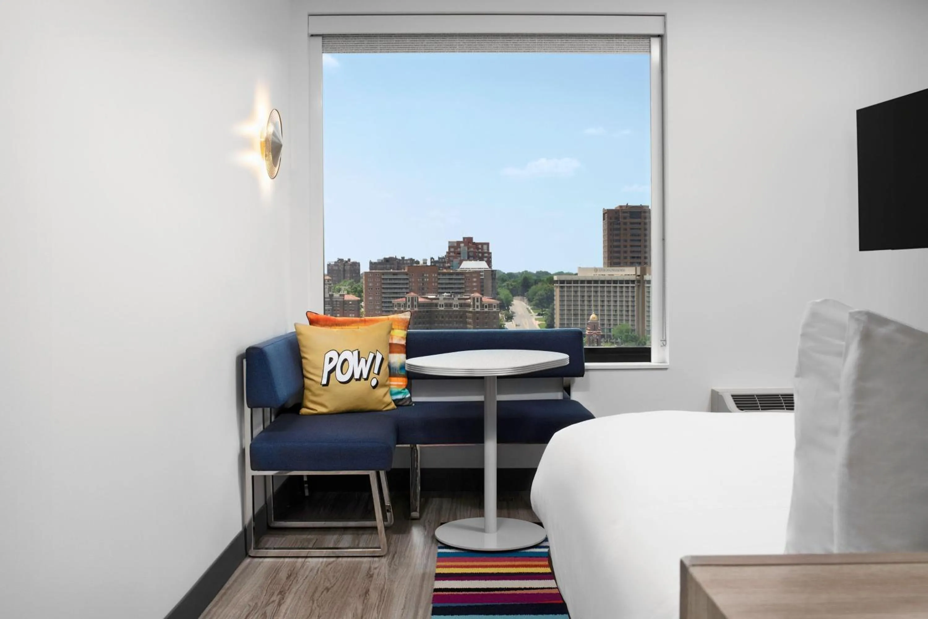 Photo of the whole room, Bed in Aloft Kansas City Country Club Plaza
