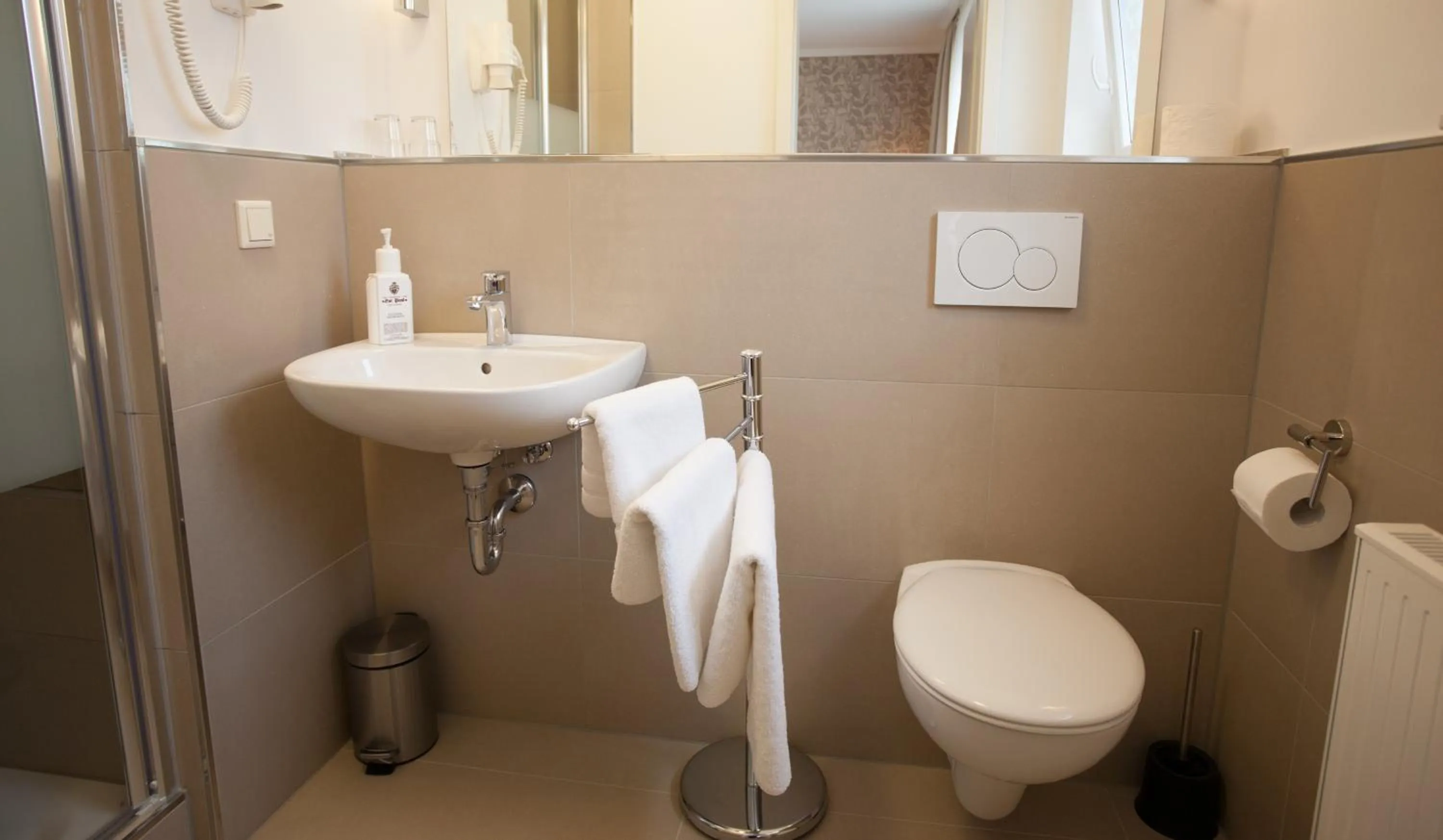 Bathroom in Hotel Restaurant Zur Post Lohfelden