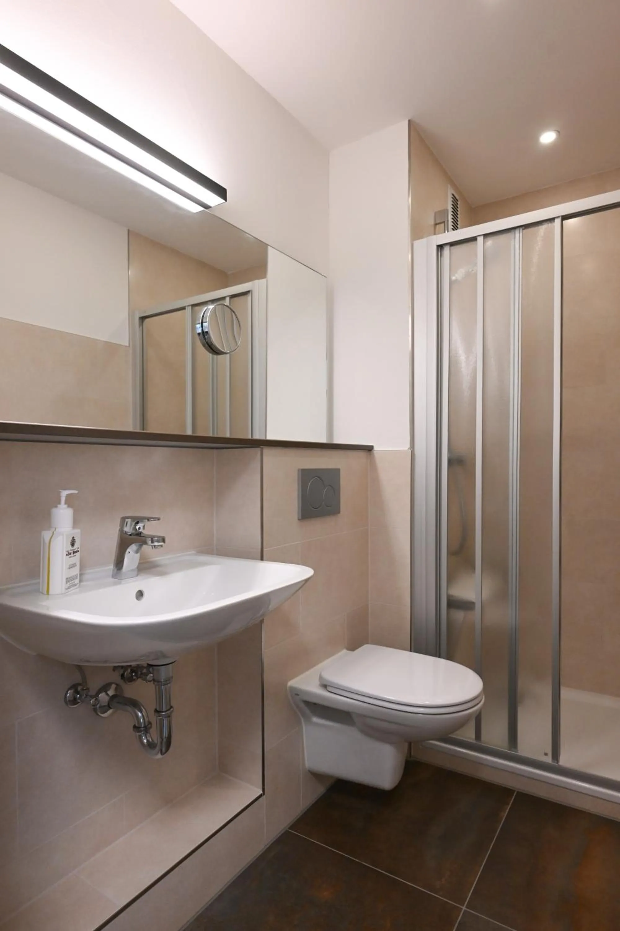 Shower in Hotel Restaurant Zur Post Lohfelden